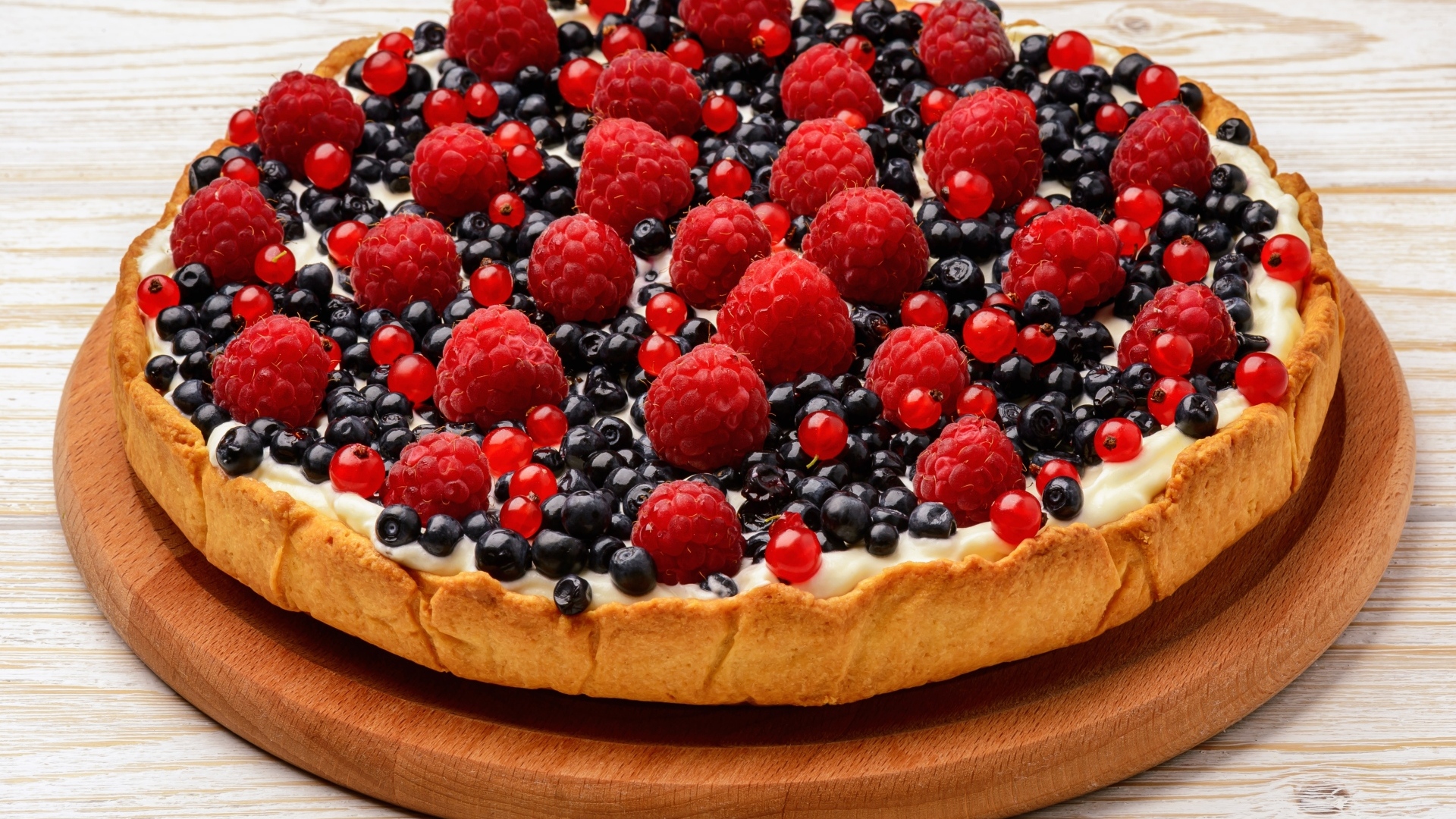 Вкусный сладкий пирог с ягодами черники и малины