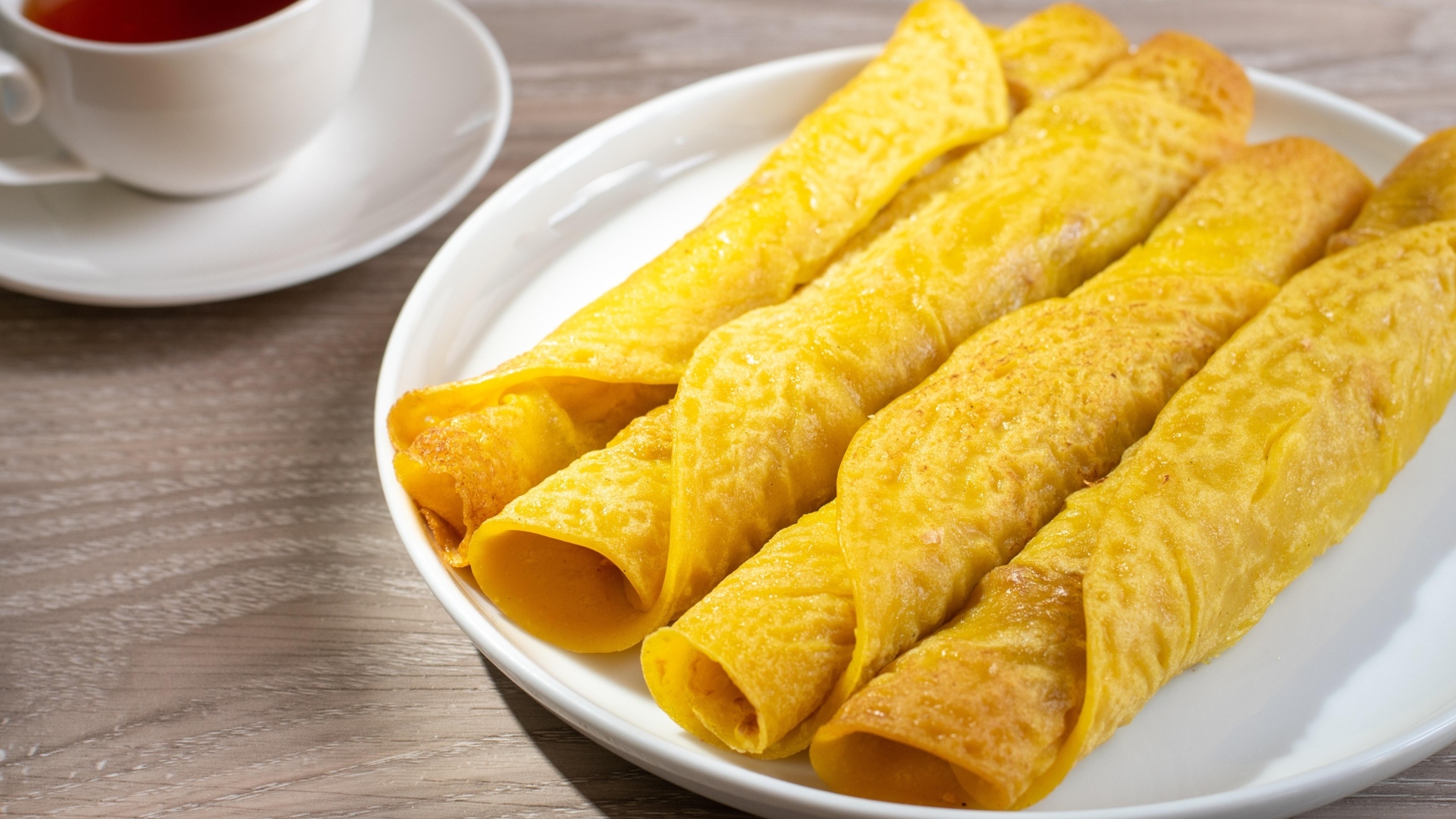 Вкусные сладкие трубочки с чаем на столе