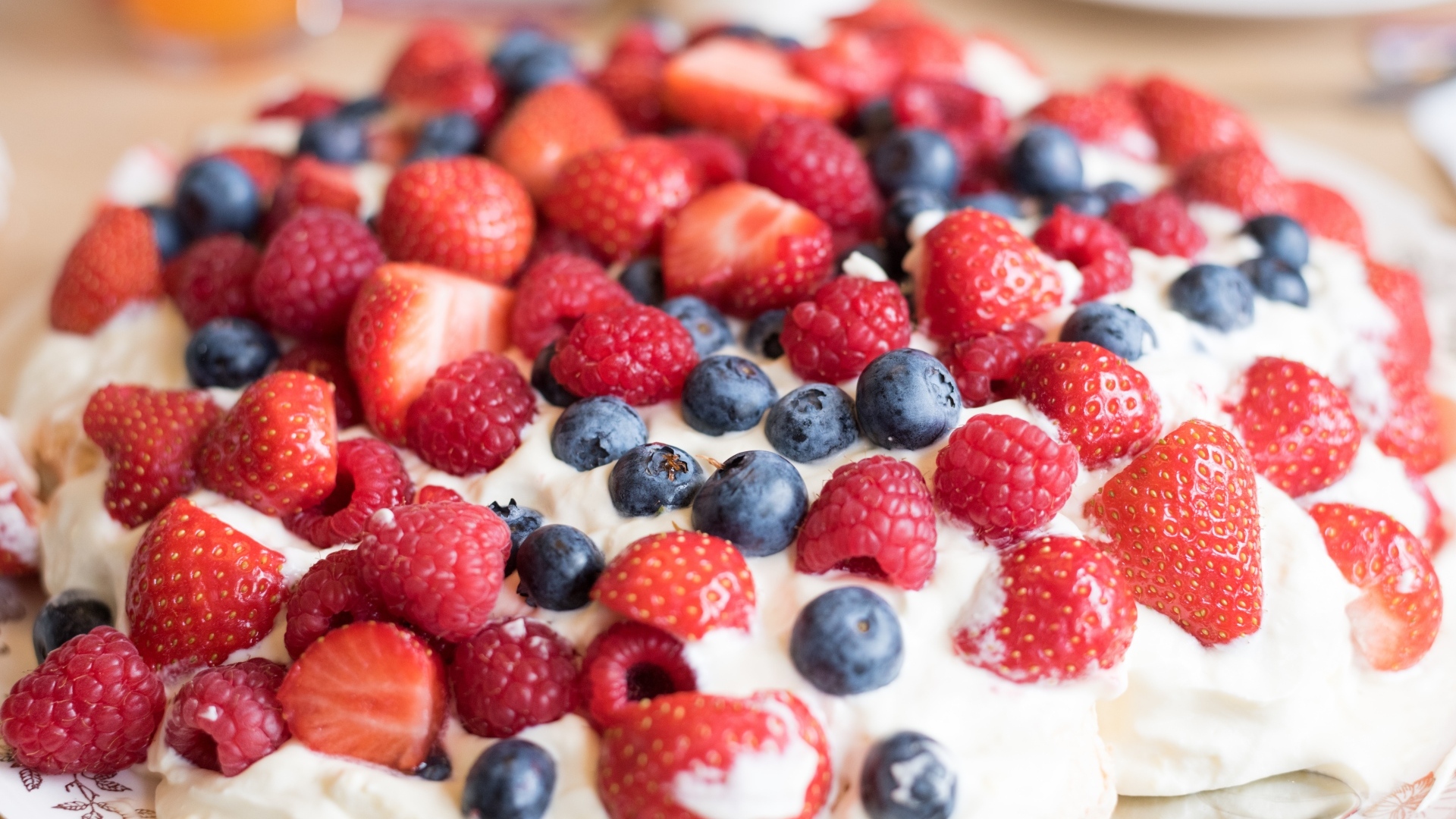 Десерт с кремом и свежими ягодами малины, клубники и черники