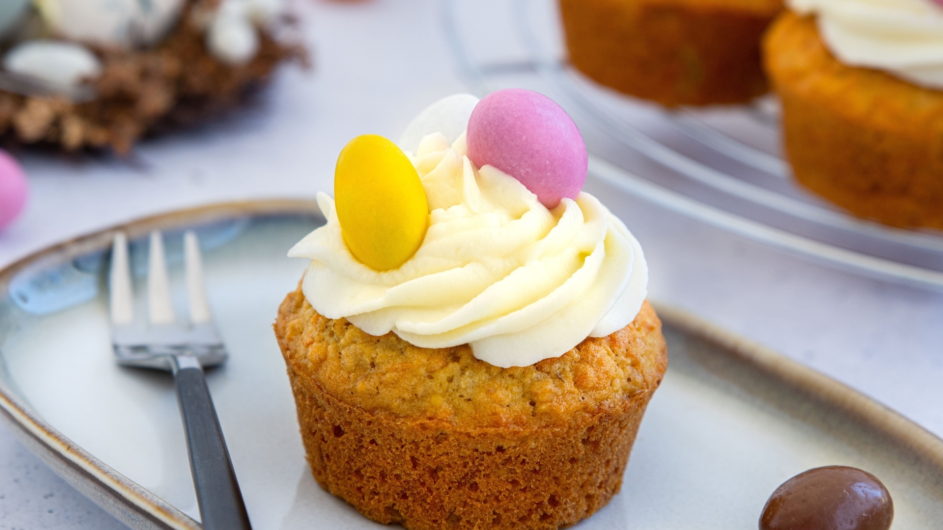 Праздничный маффин с кремом на столе