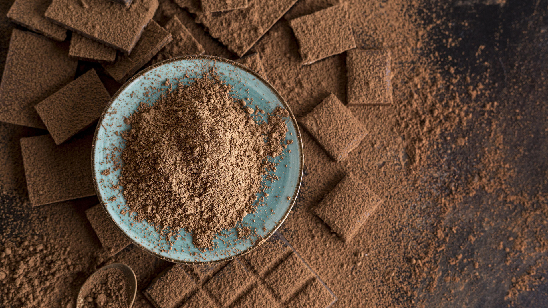 Молотый шоколад  в тарелке на столе