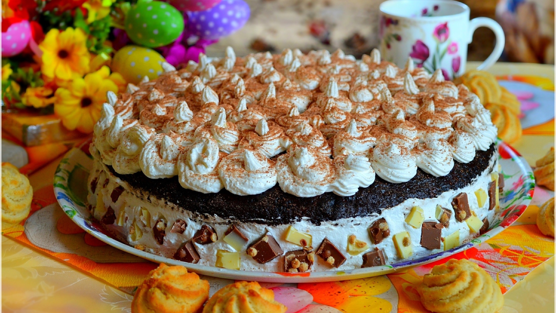 Большой торт со взбитыми сливками