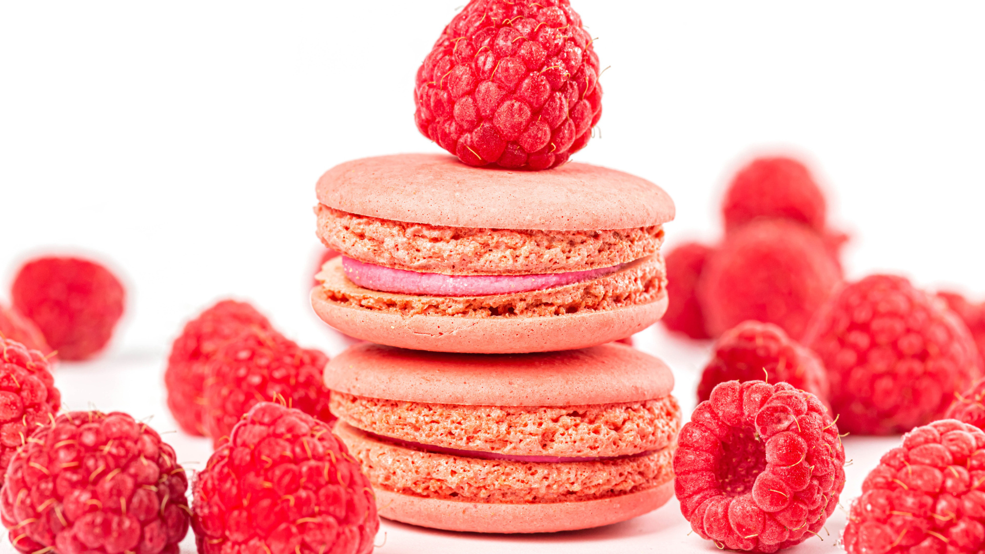 Печенье макарун с малиной на белом фоне