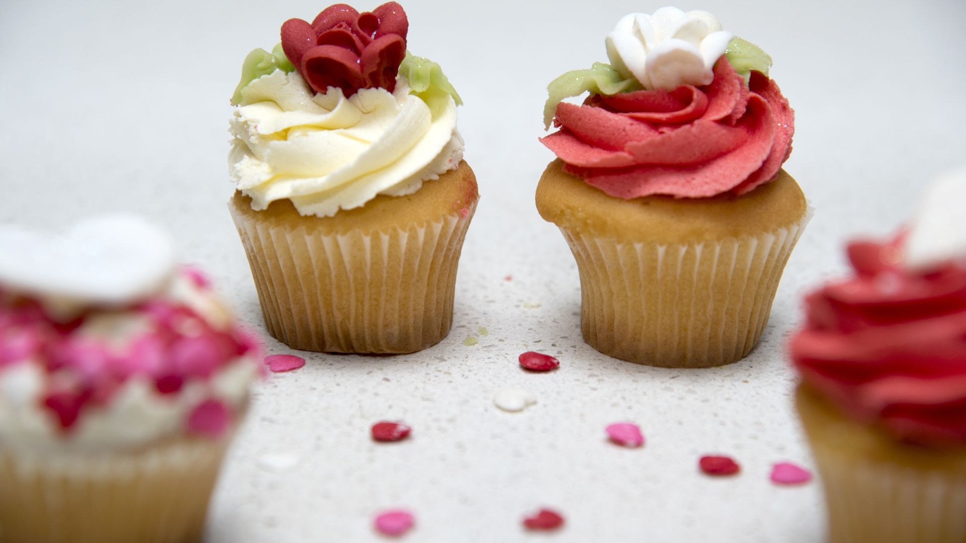 Маффины с красным и белым кремом