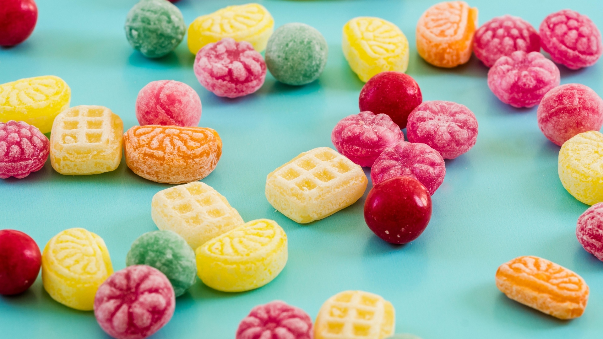 Разноцветные сладкие конфеты на голубом фоне