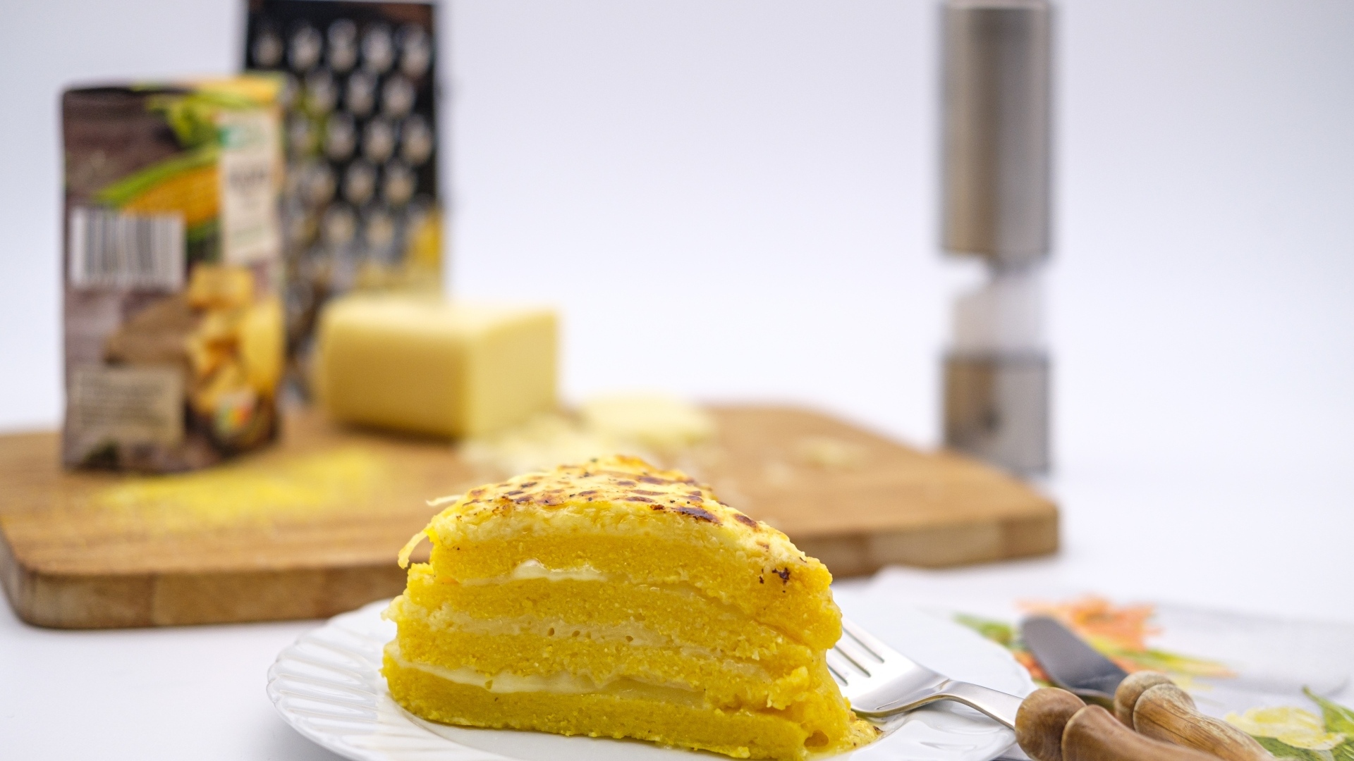 Кусок торта на столе со столовыми приборами