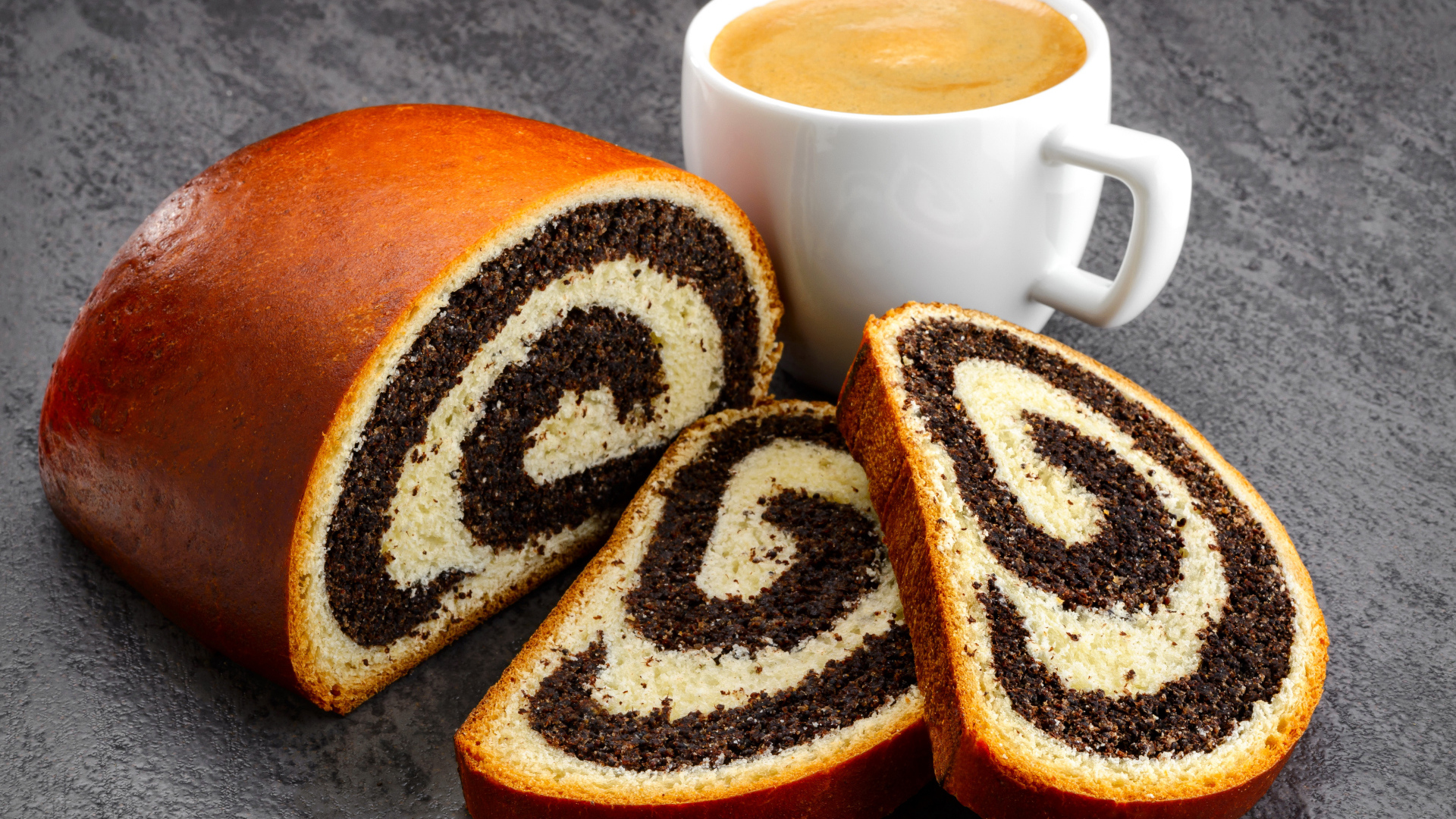 Рулет с маком на столе  с кофе