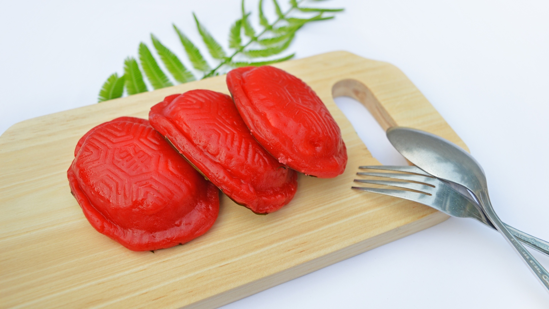 Красное печенье на деревянной доске