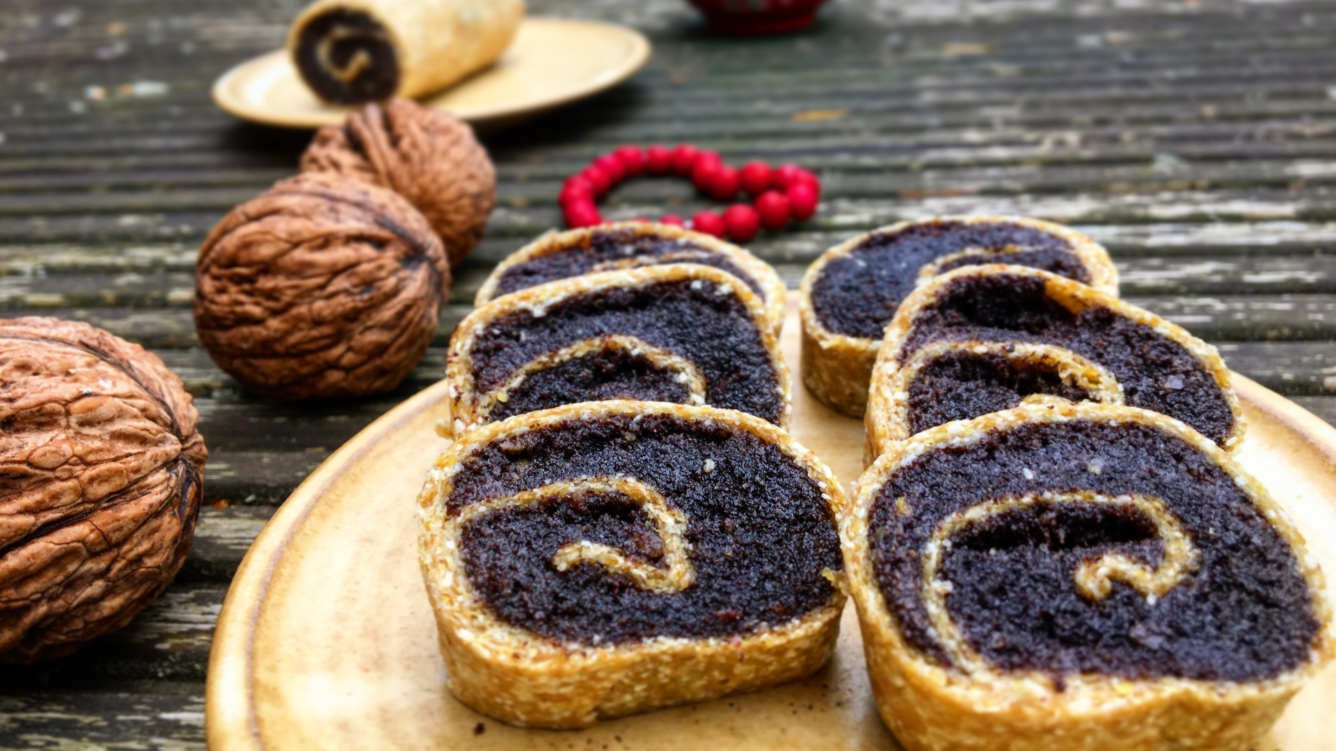 Сладкое печенье с маком и грецкими орехами