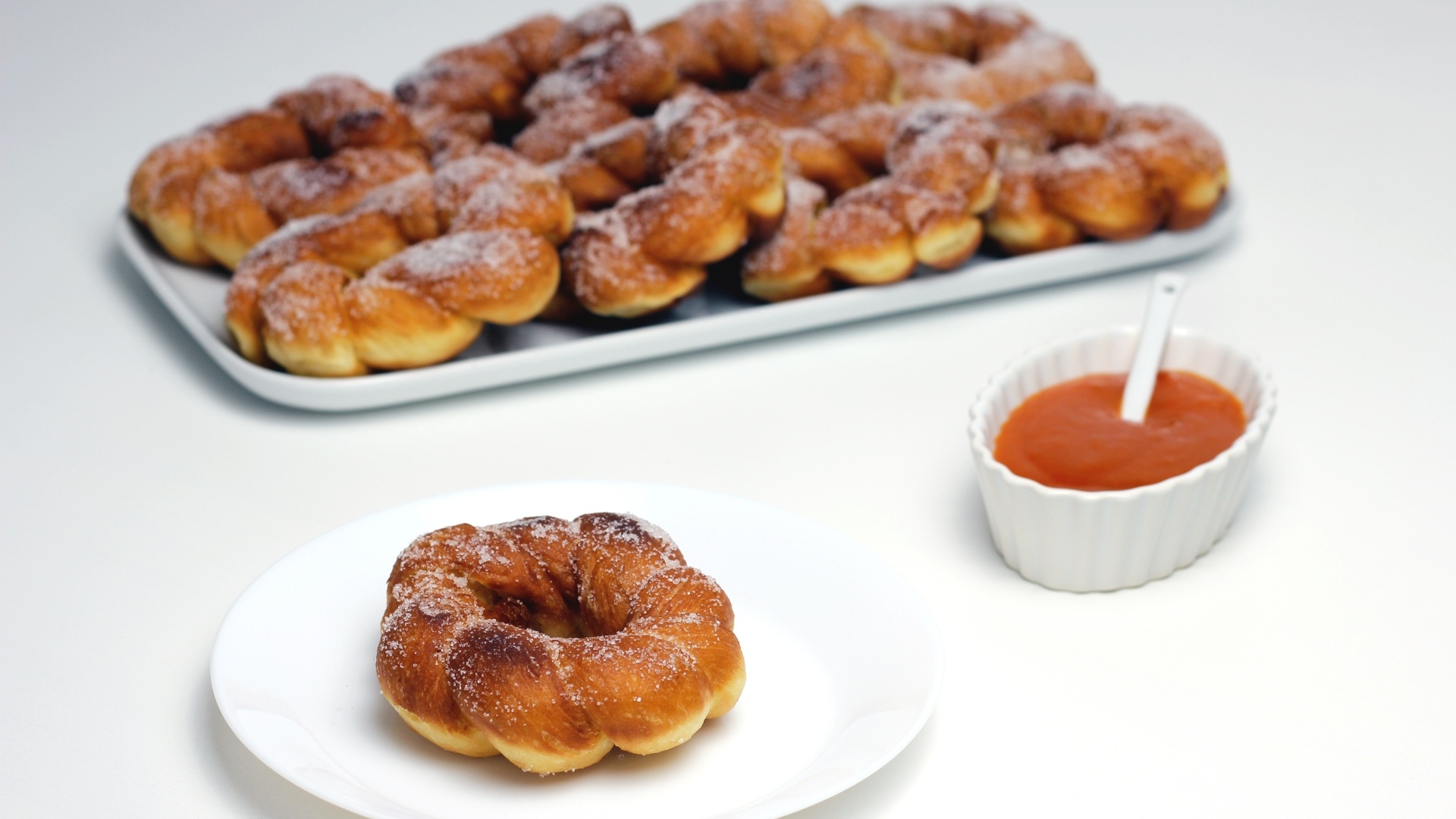 Сладкие пончики в сахарной пудре на столе