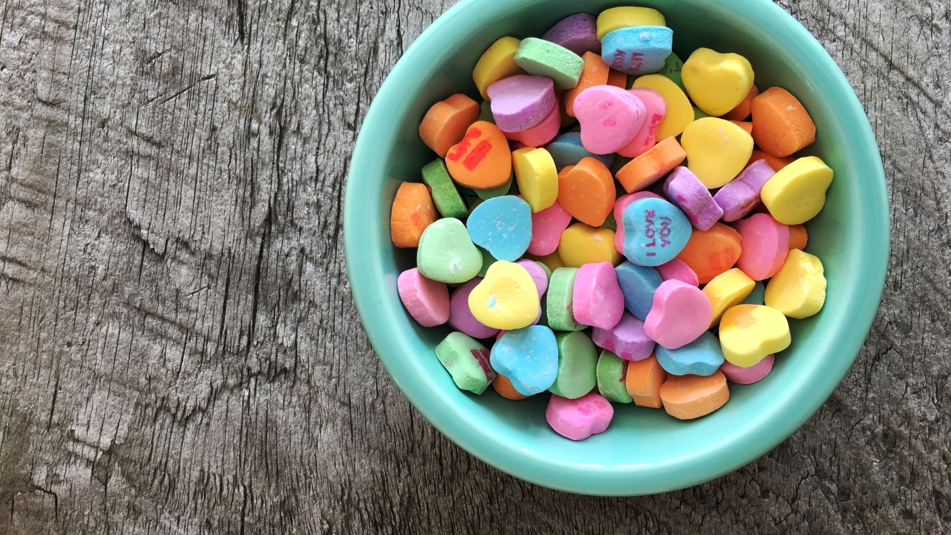 Сладкие сердечки в вазе на столе