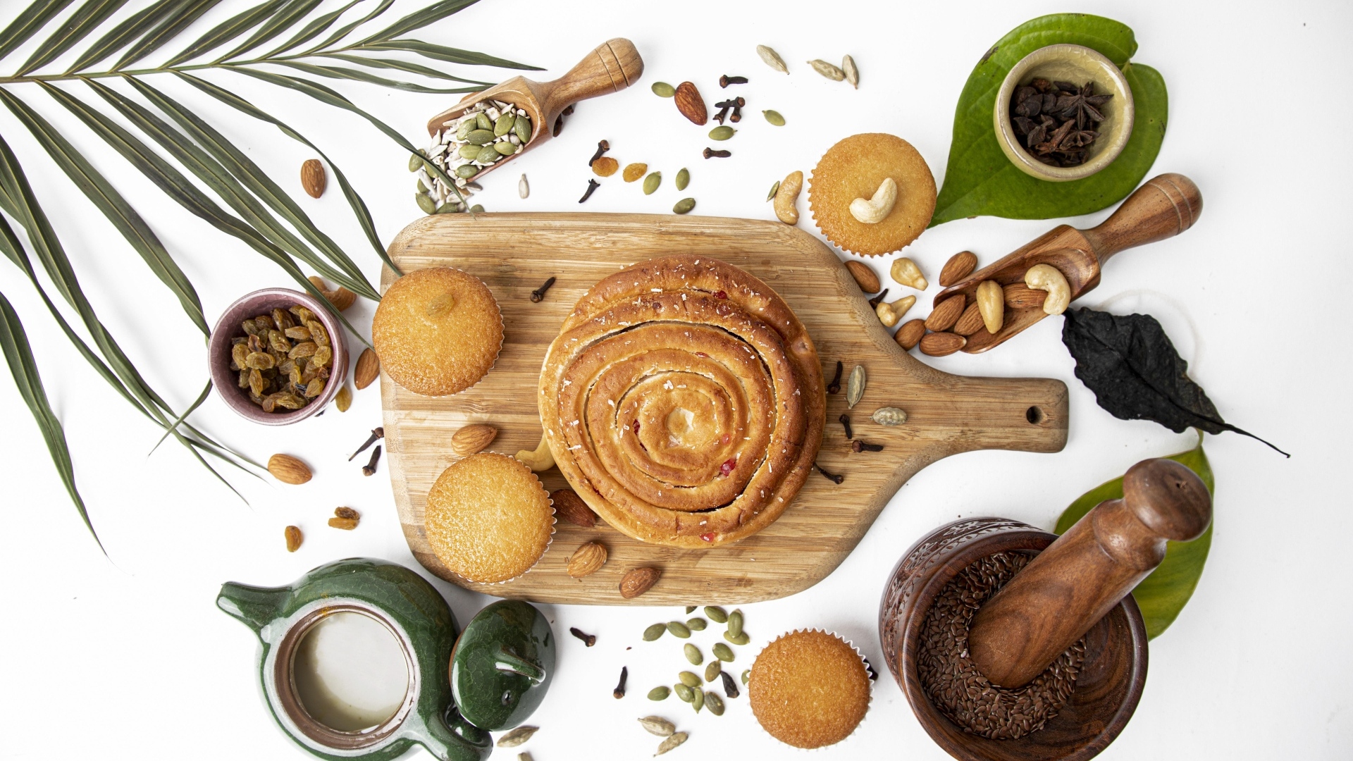 Сладкая выпечка на столе с орехами и специями