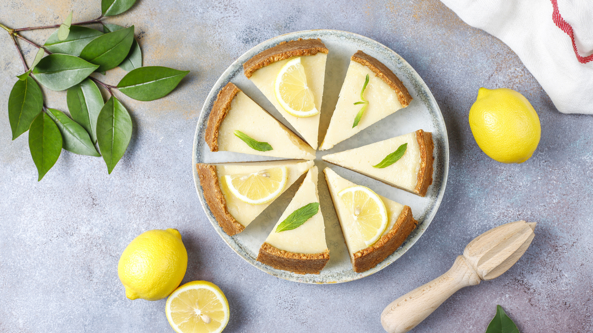 Сладкий пирог с лимонным кремом на столе