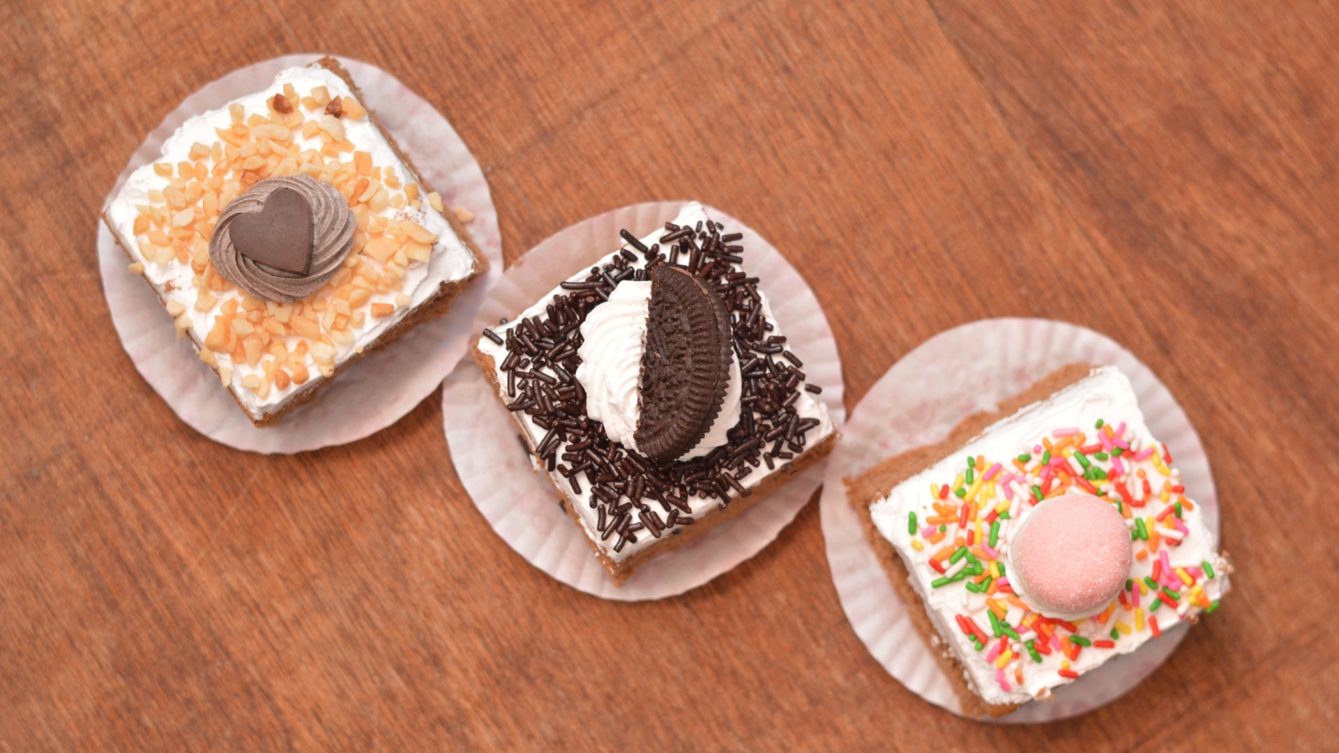 Три пирожных на деревянном столе