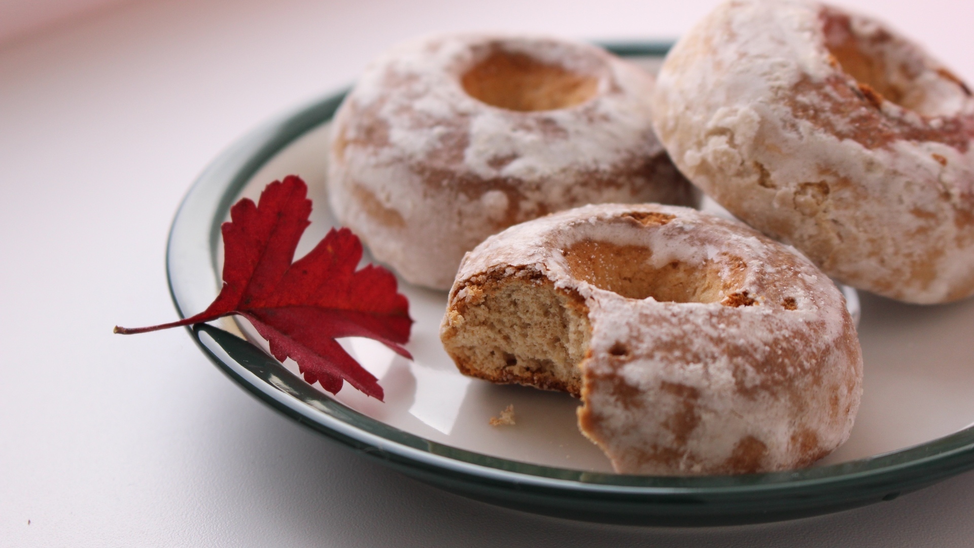 Три пряника на тарелке на столе