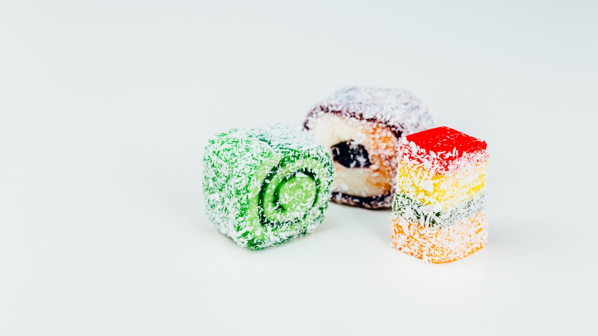 Десерт рахат лукум на сером фоне