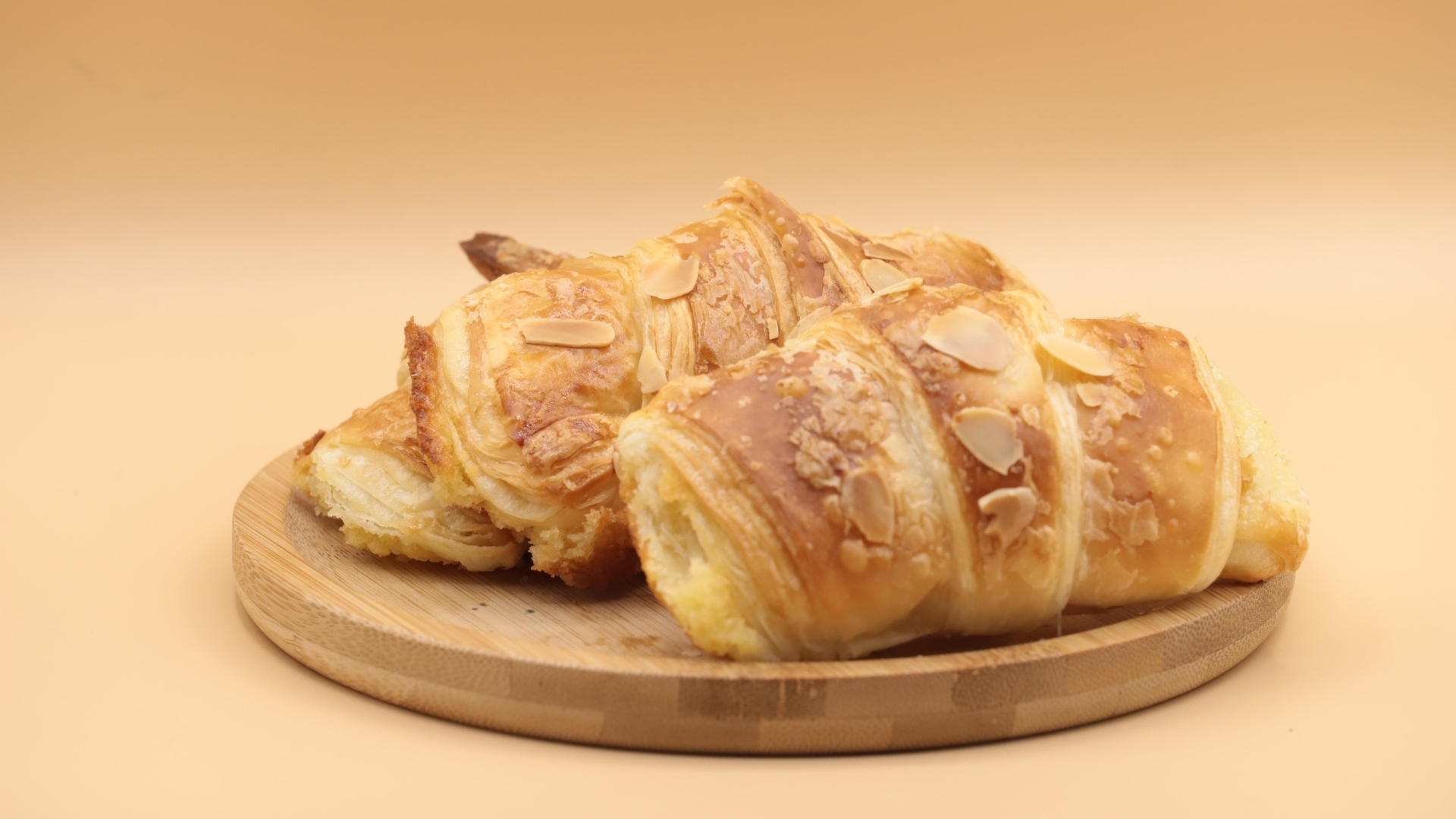 Два хрустящих круассана на доске