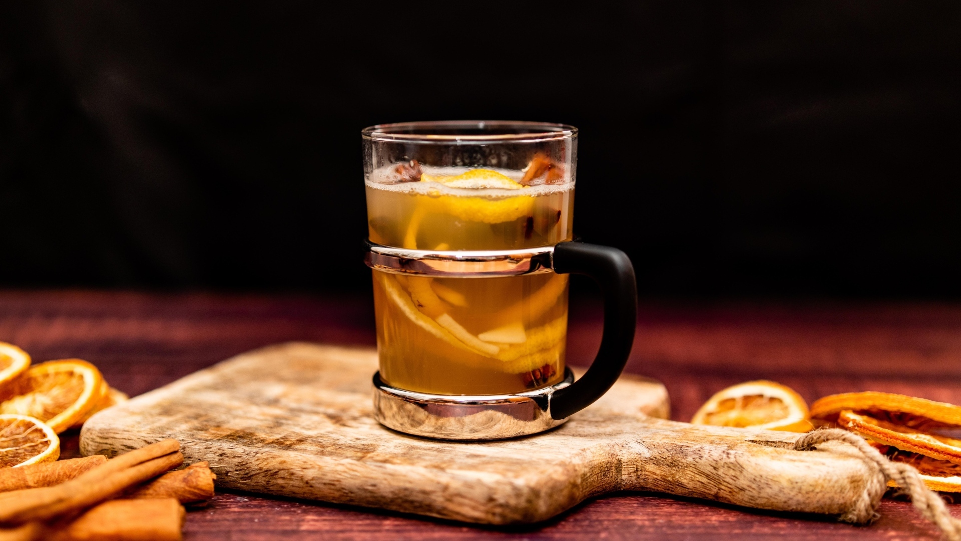 Стакан горячего апельсинового глинтвейна