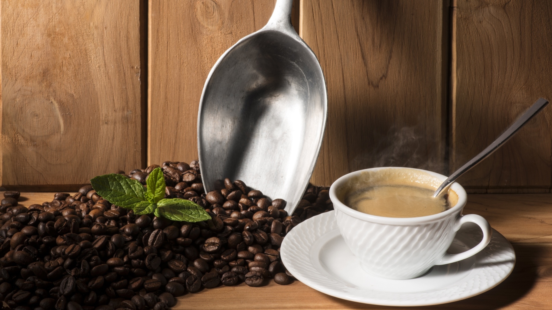 Чашка кофе на столе с ароматными зернами