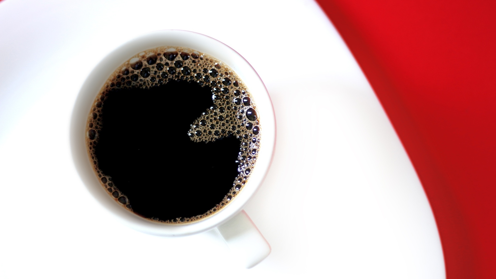 Чашка горячего черного кофе на столе 