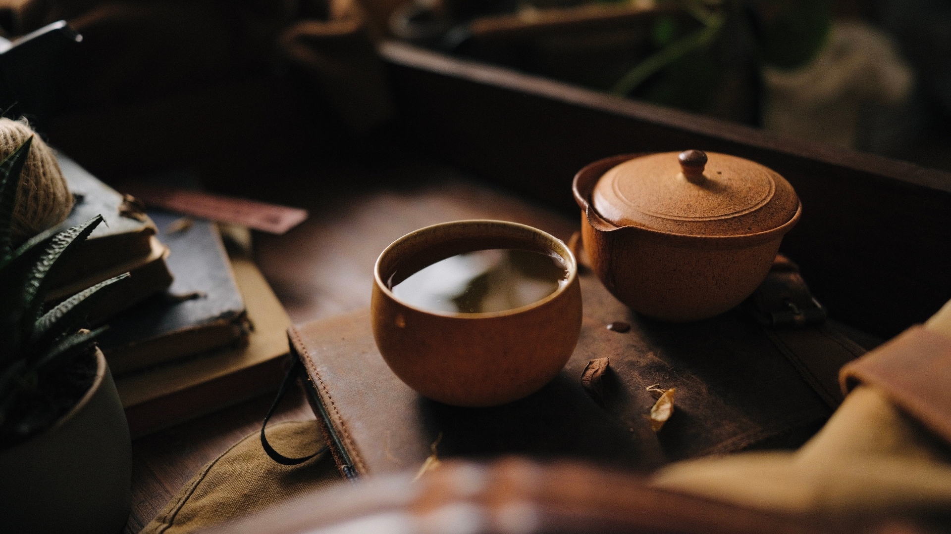 Зеленый чай в пиале на столе