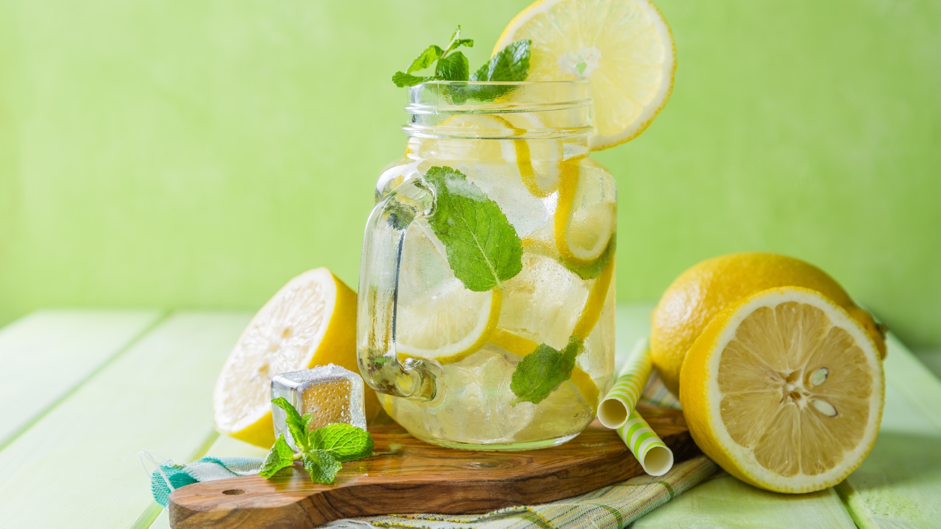Банка с холодным лимонадом на столе