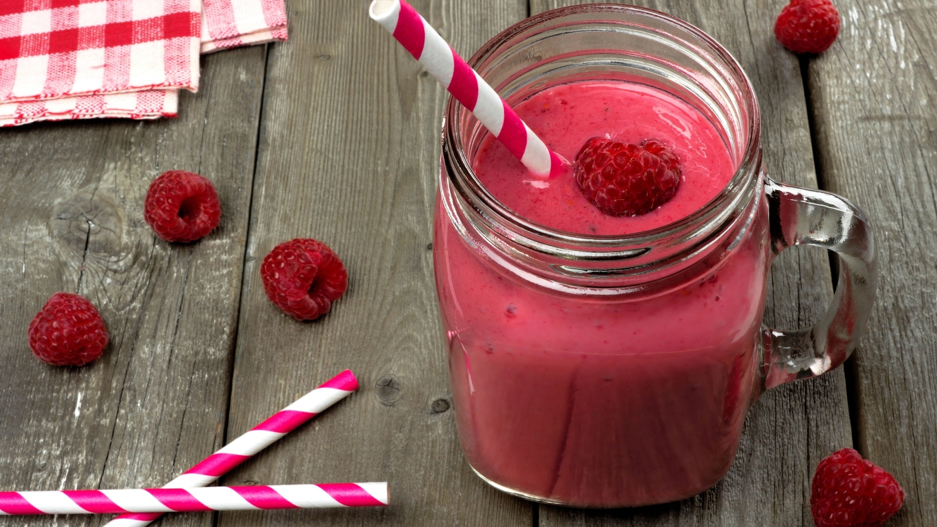 Малиновый смузи в стеклянной банке с трубочкой