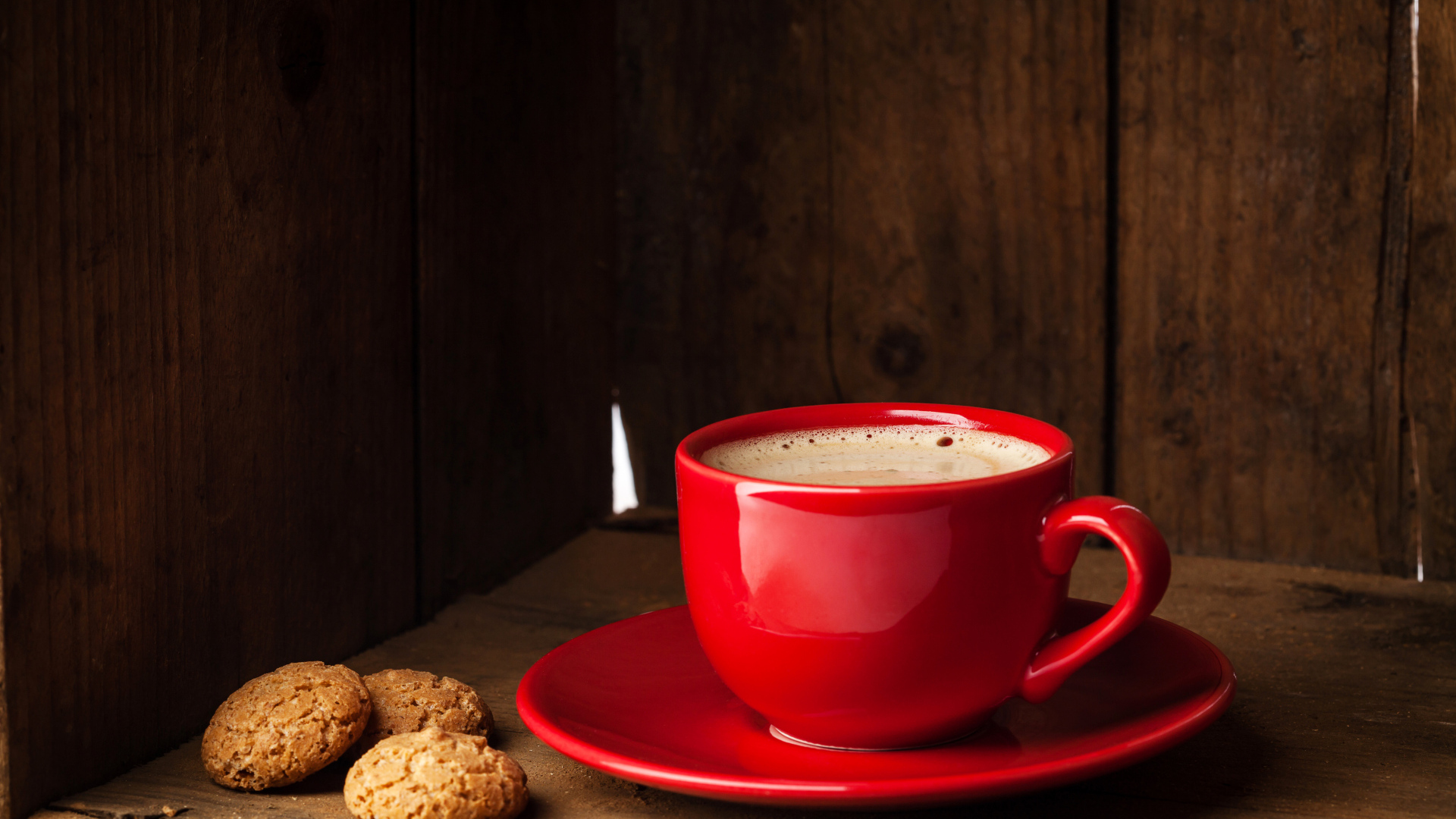 Красная чашка кофе на столе с печеньем