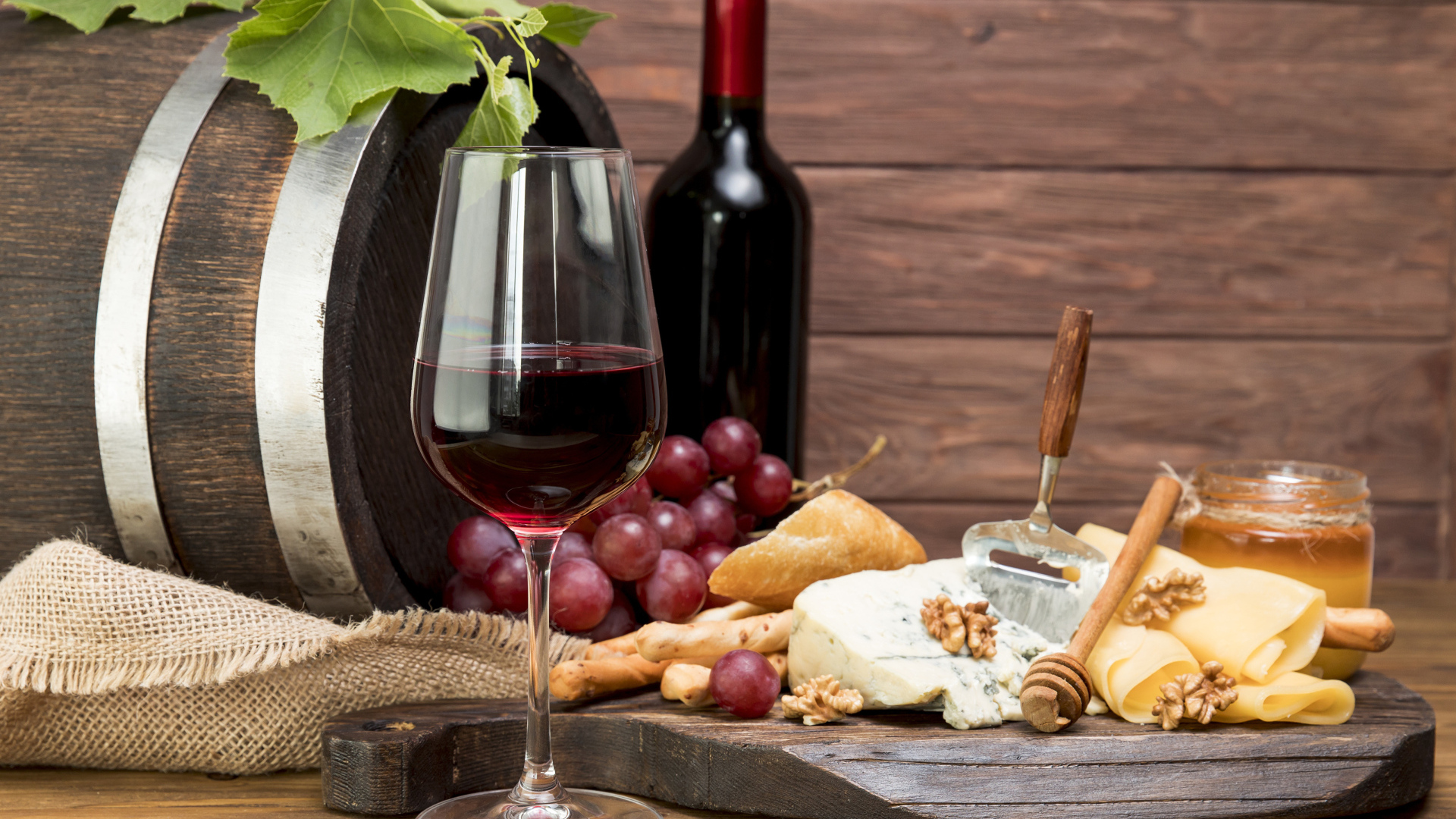 Красное вино с сыром и орехами на столе