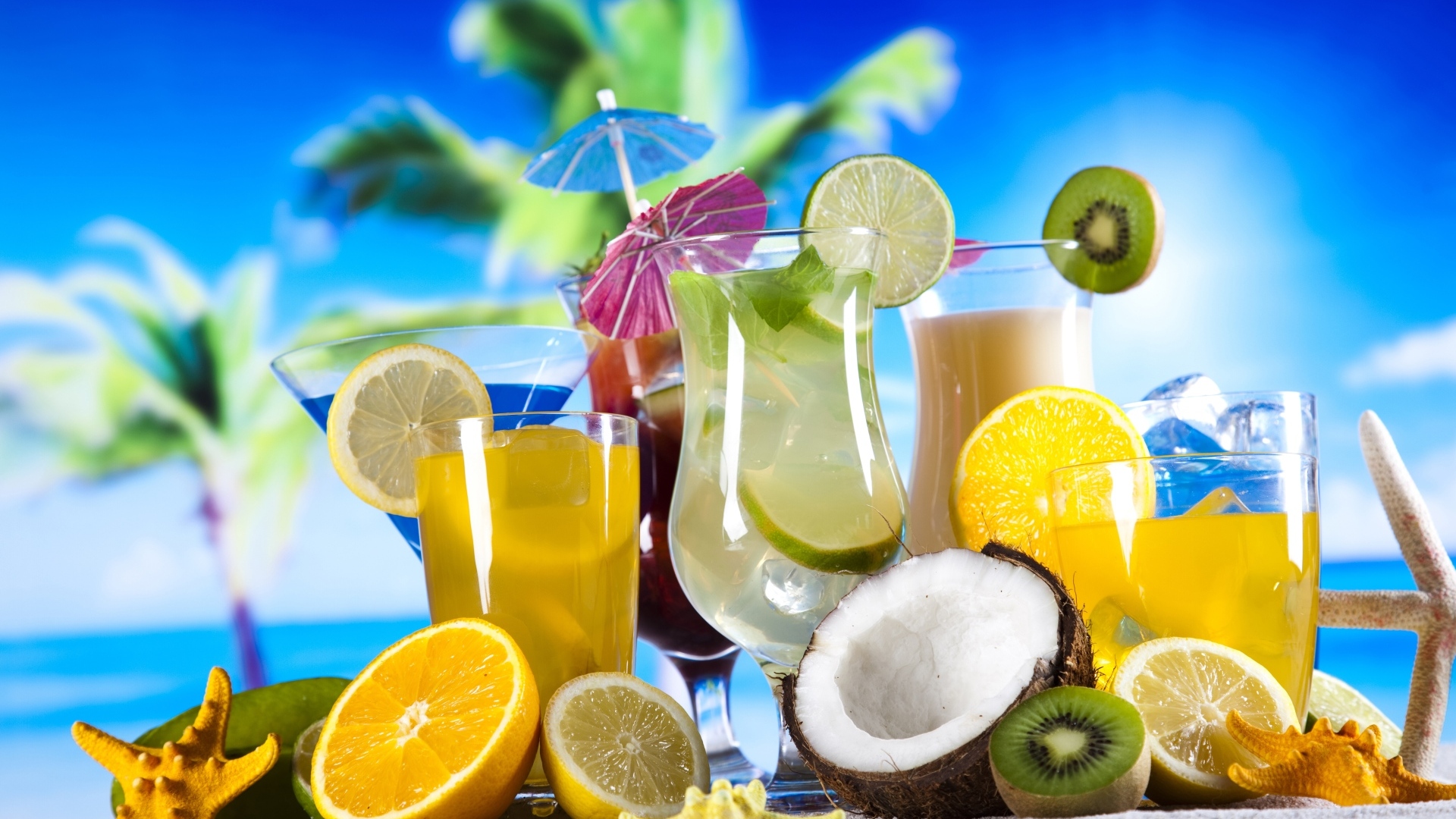 Тропические коктейли на песне у моря