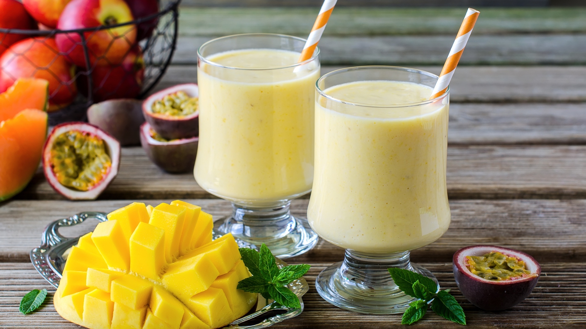 Два коктейля на столе с фруктами