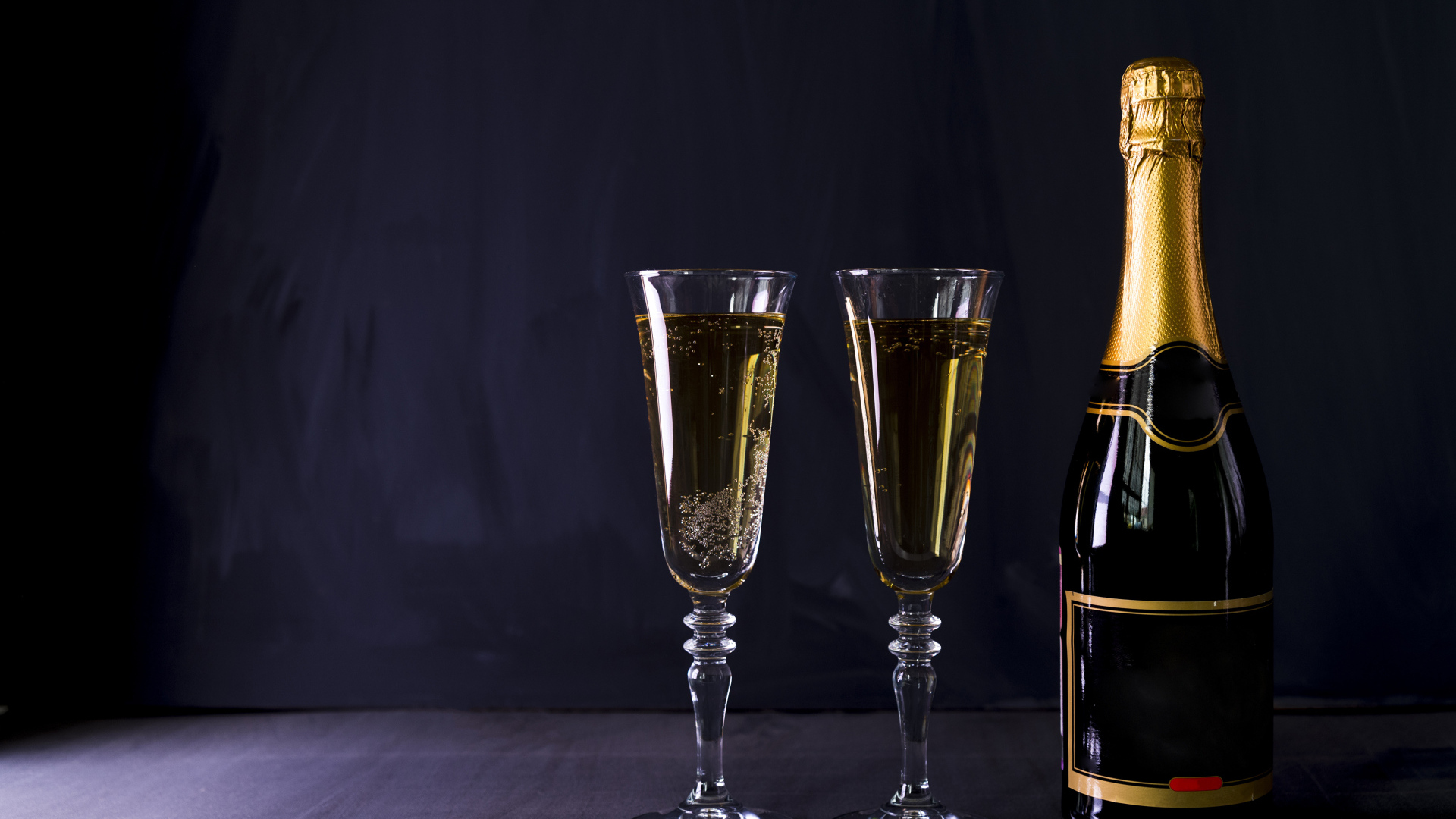 Два бокала и бутылка шампанского