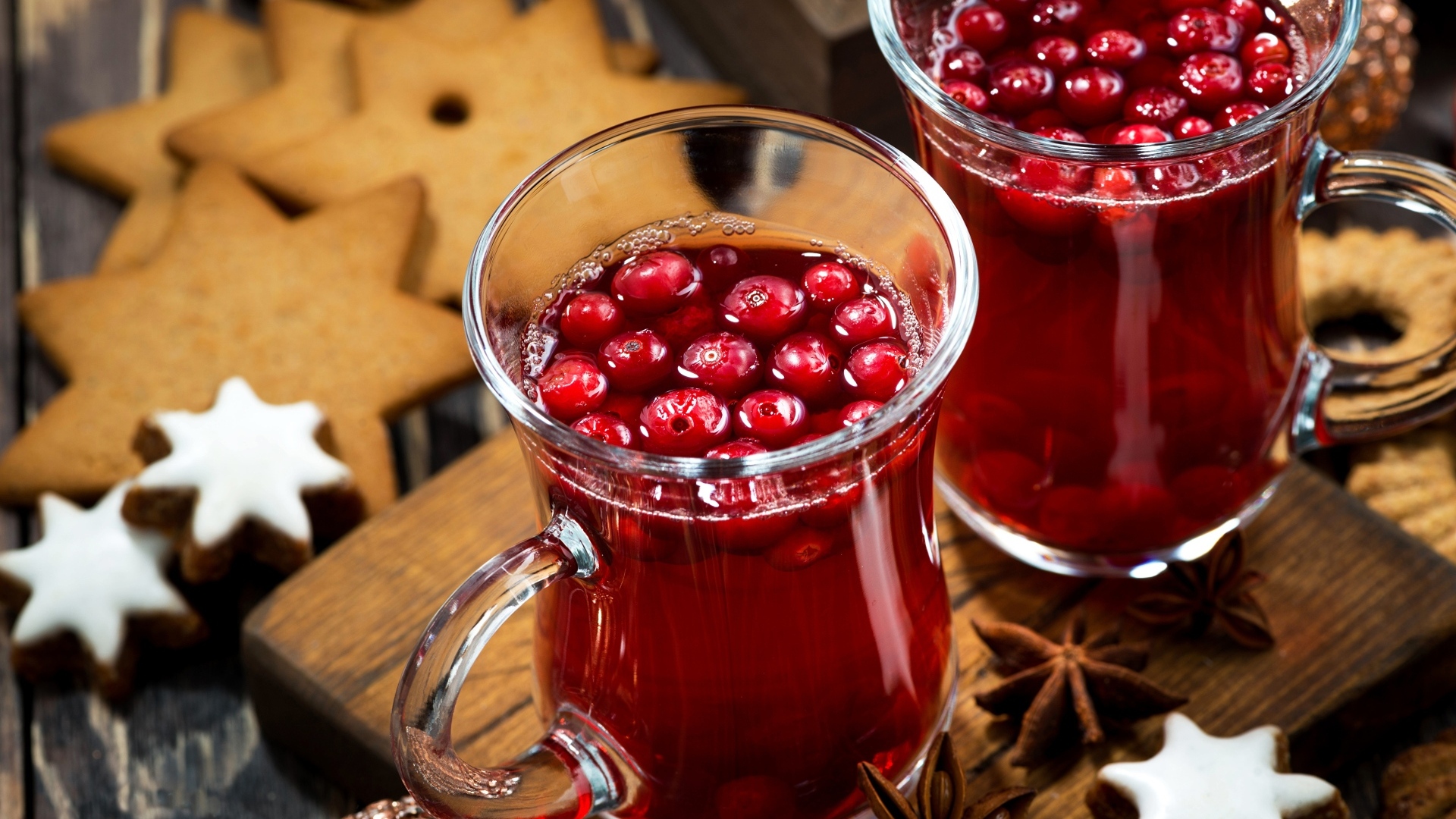 Две кружки клюквенного морса на столе с печеньем