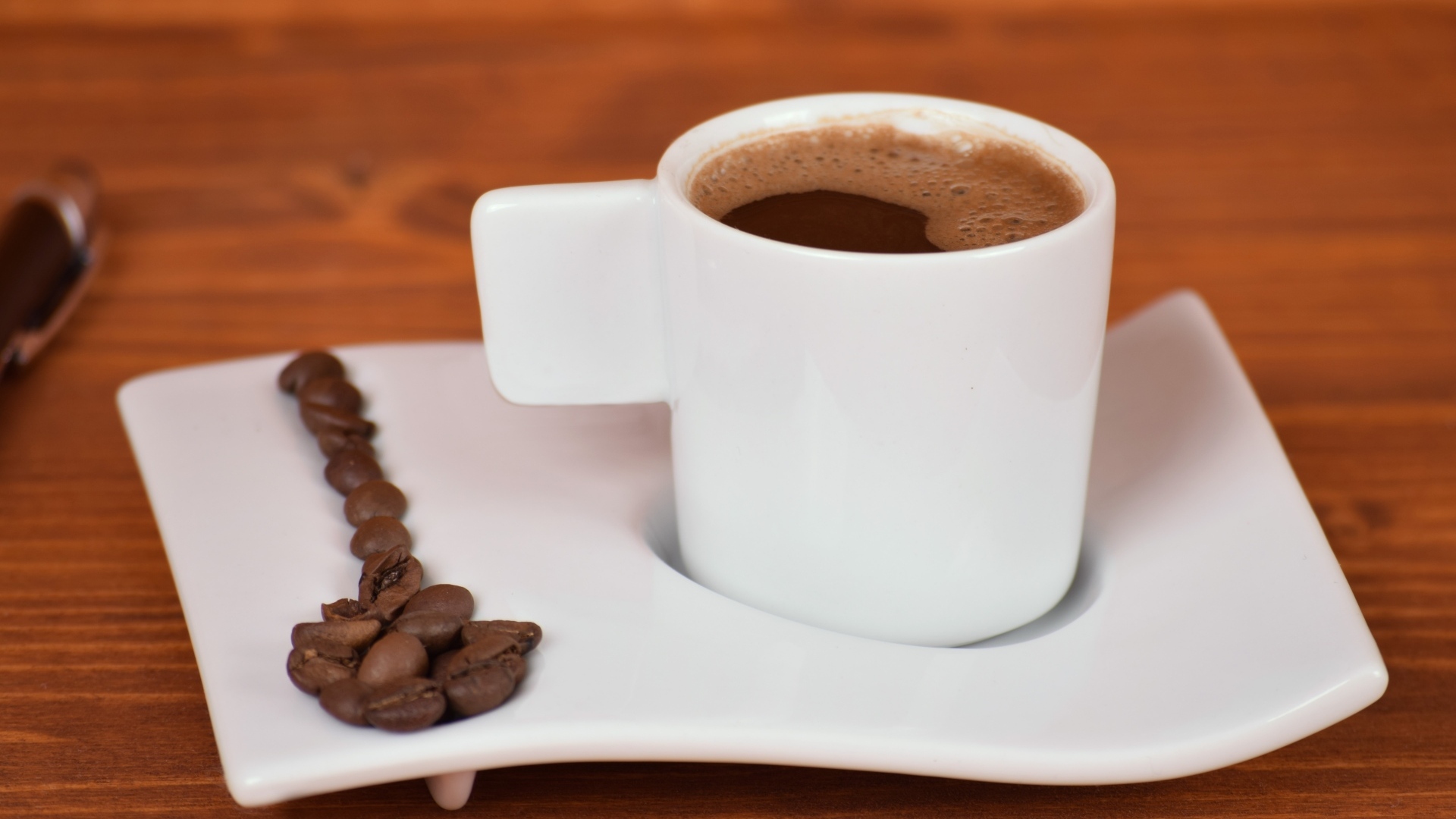 Белая чашка горячего кофе на столе 