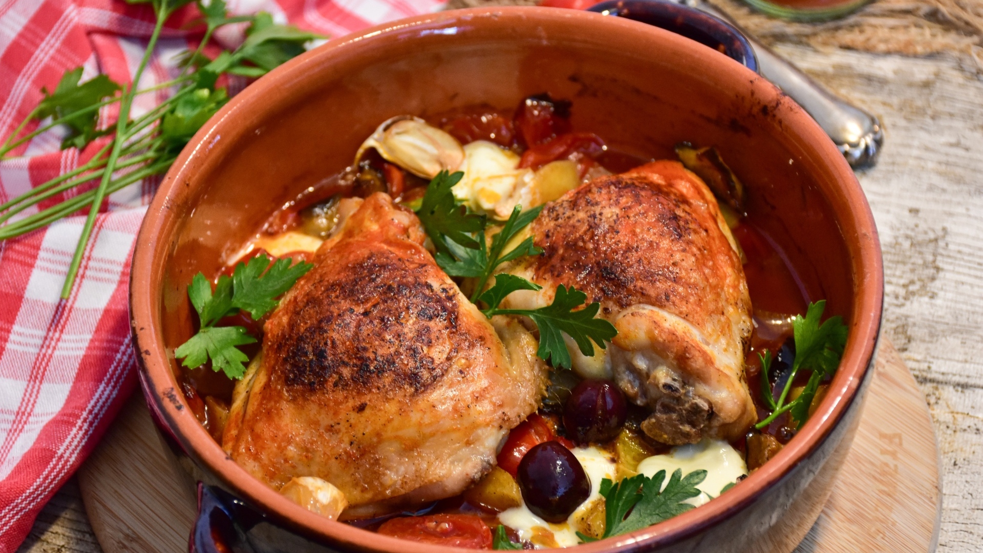 Запеченная курица с овощами в кастрюле