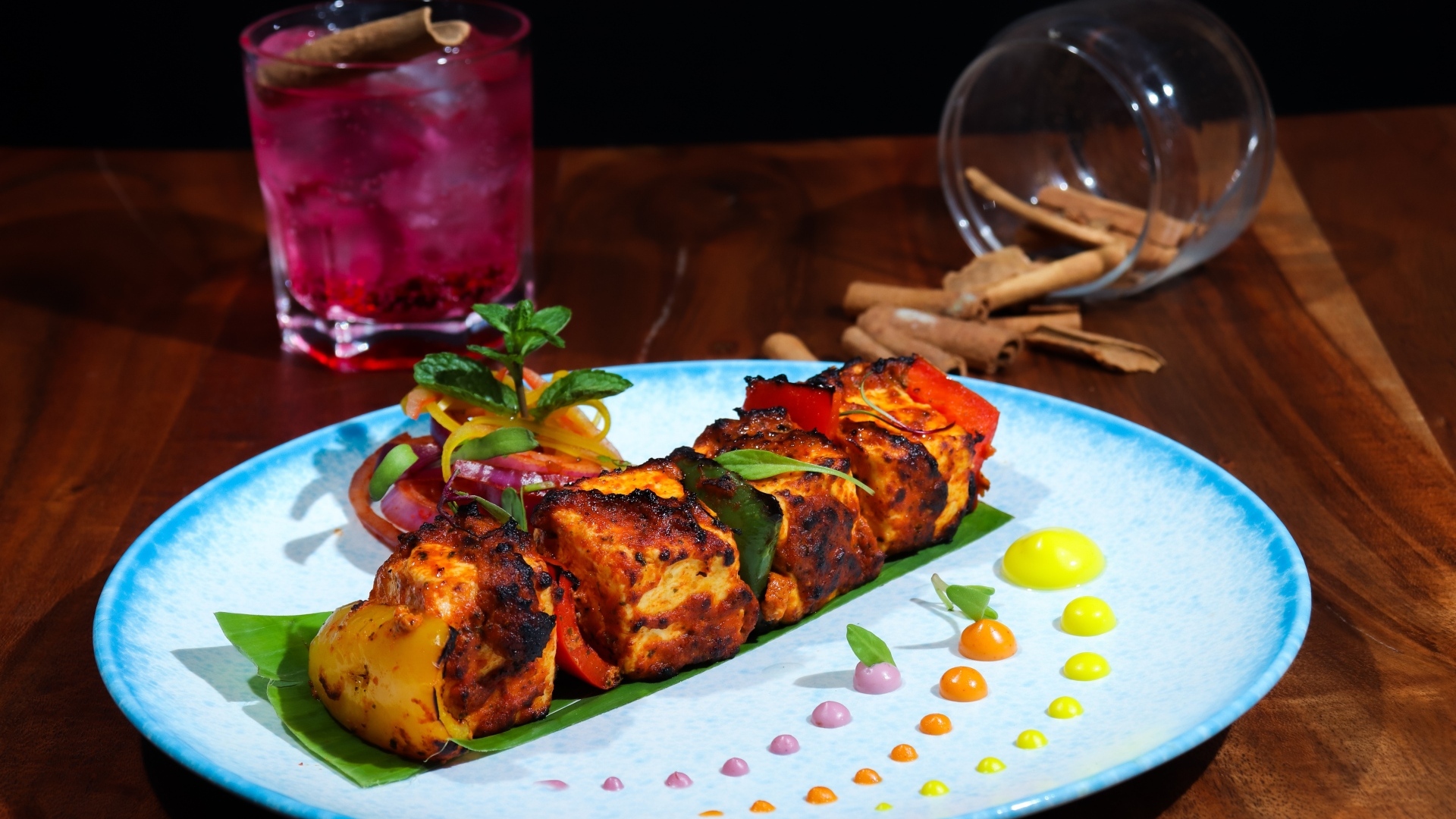 Куриный шашлык на тарелке