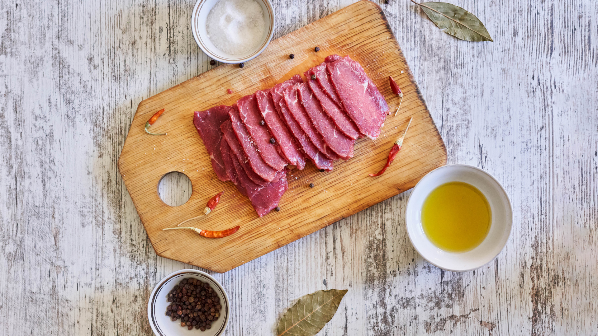 Мясо на разделочной доске со специями