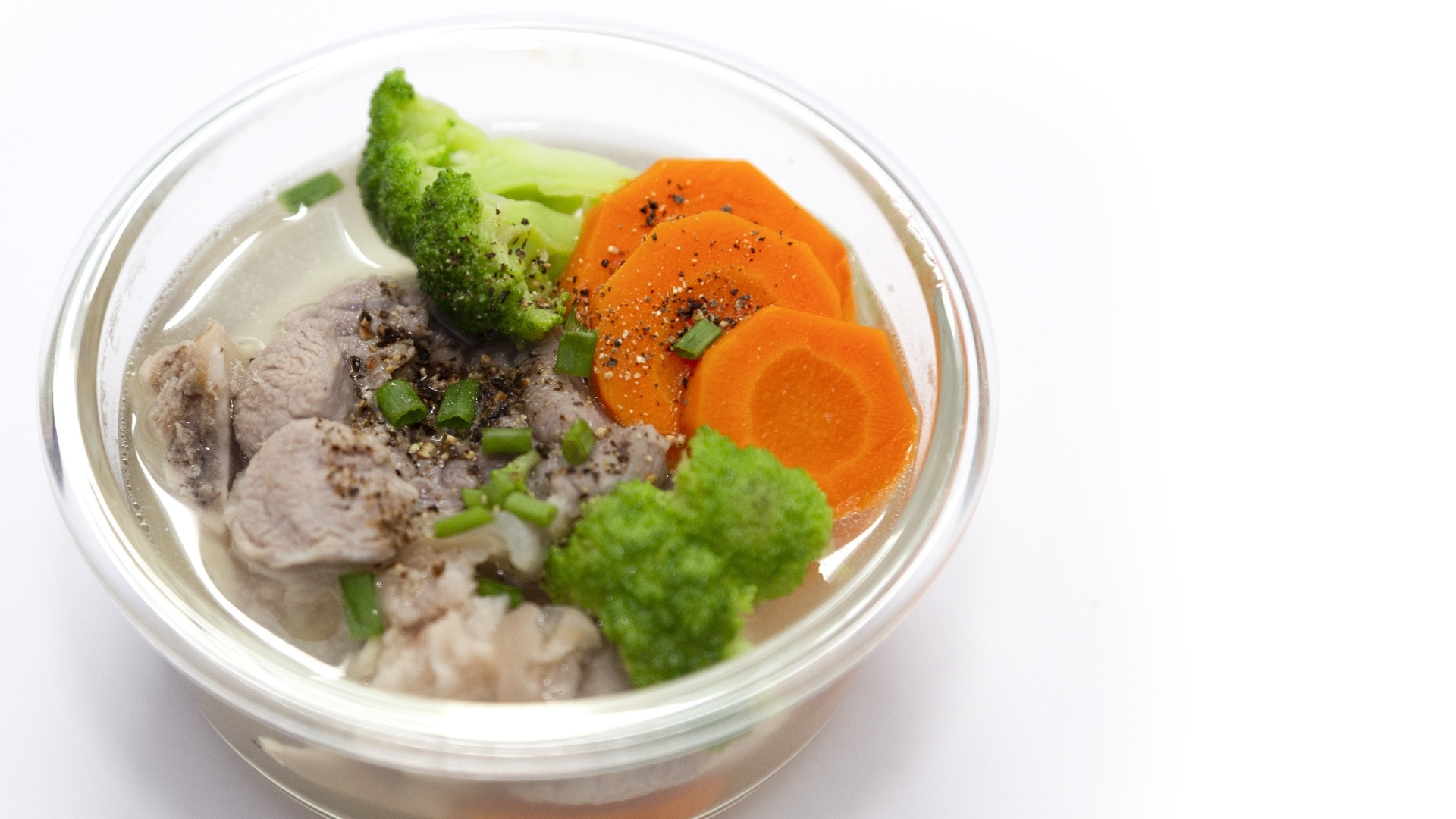 Мясо с морковью и брокколи в банке на столе