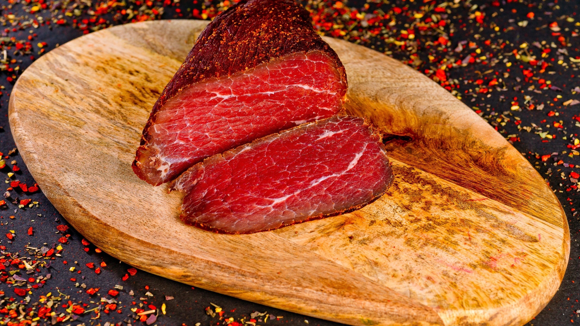 Кусок мяса на доске со специями