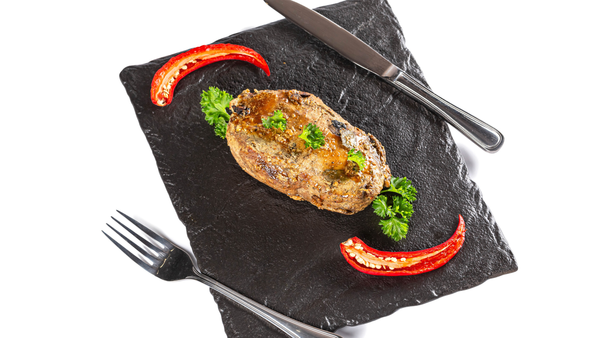 Кусок мяса с красным перцем на доске