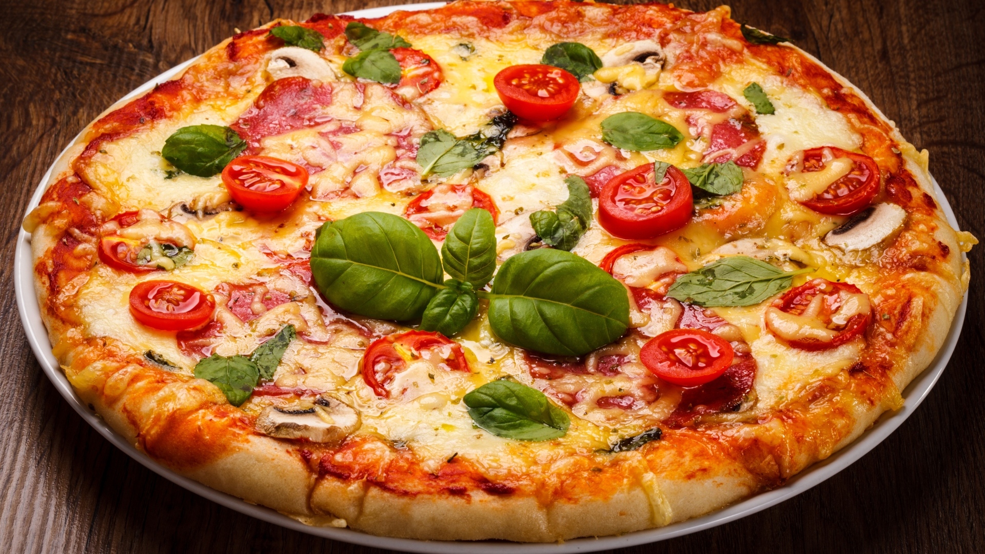 Пицца с сыром, базиликом и грибами