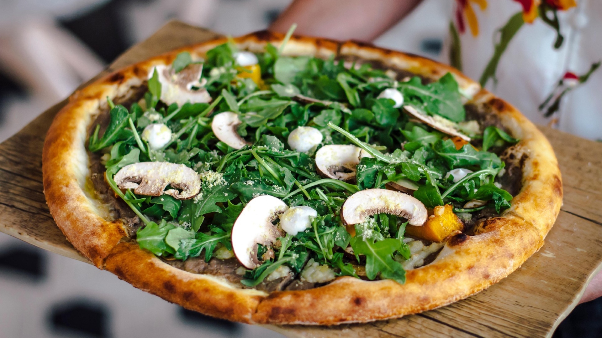 Пицца с грибами и листьями рукколы
