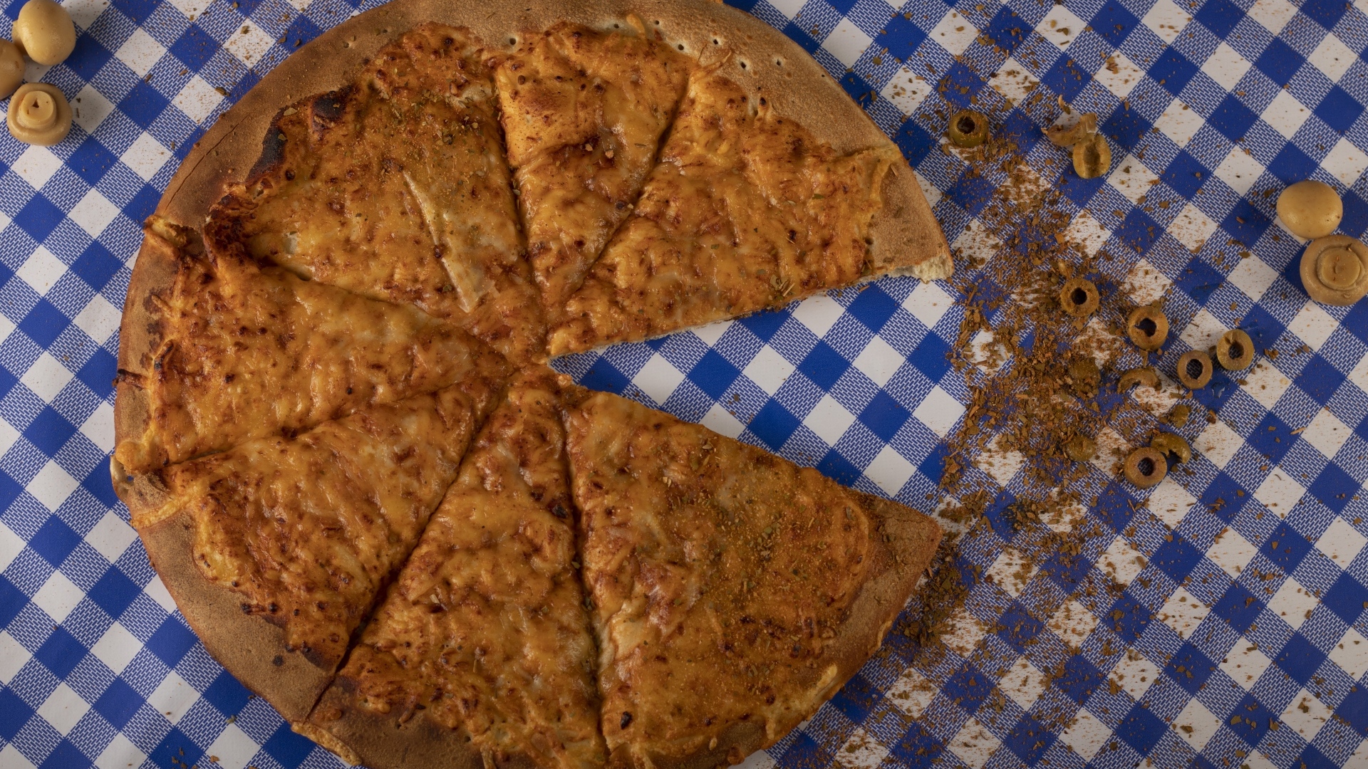 Пицца с грибами на столе