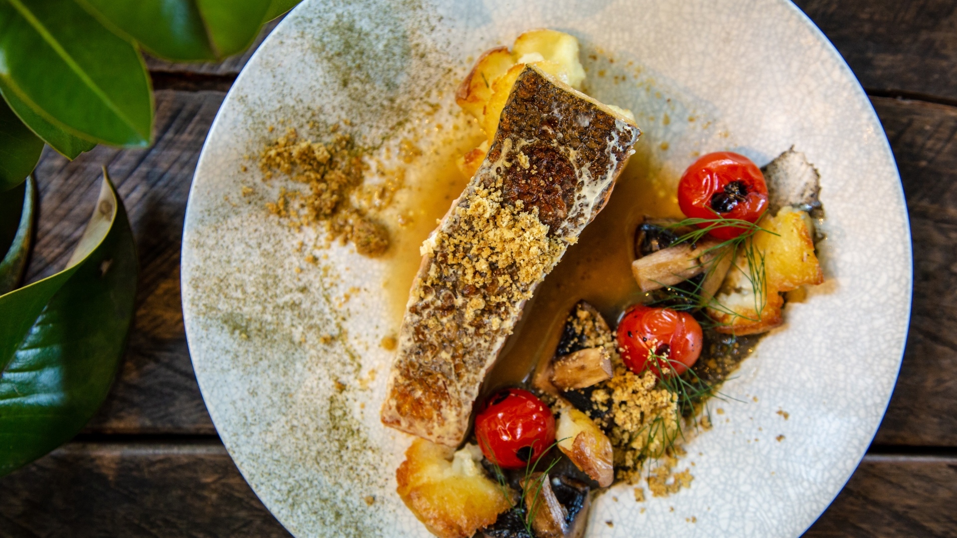 Кусок запеченной рыбы на тарелке с овощами