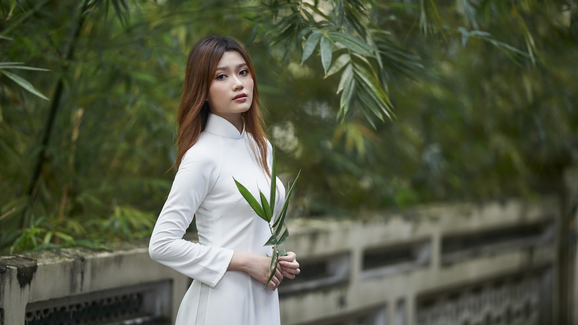 Девушка азиатка в белом наряде в парке