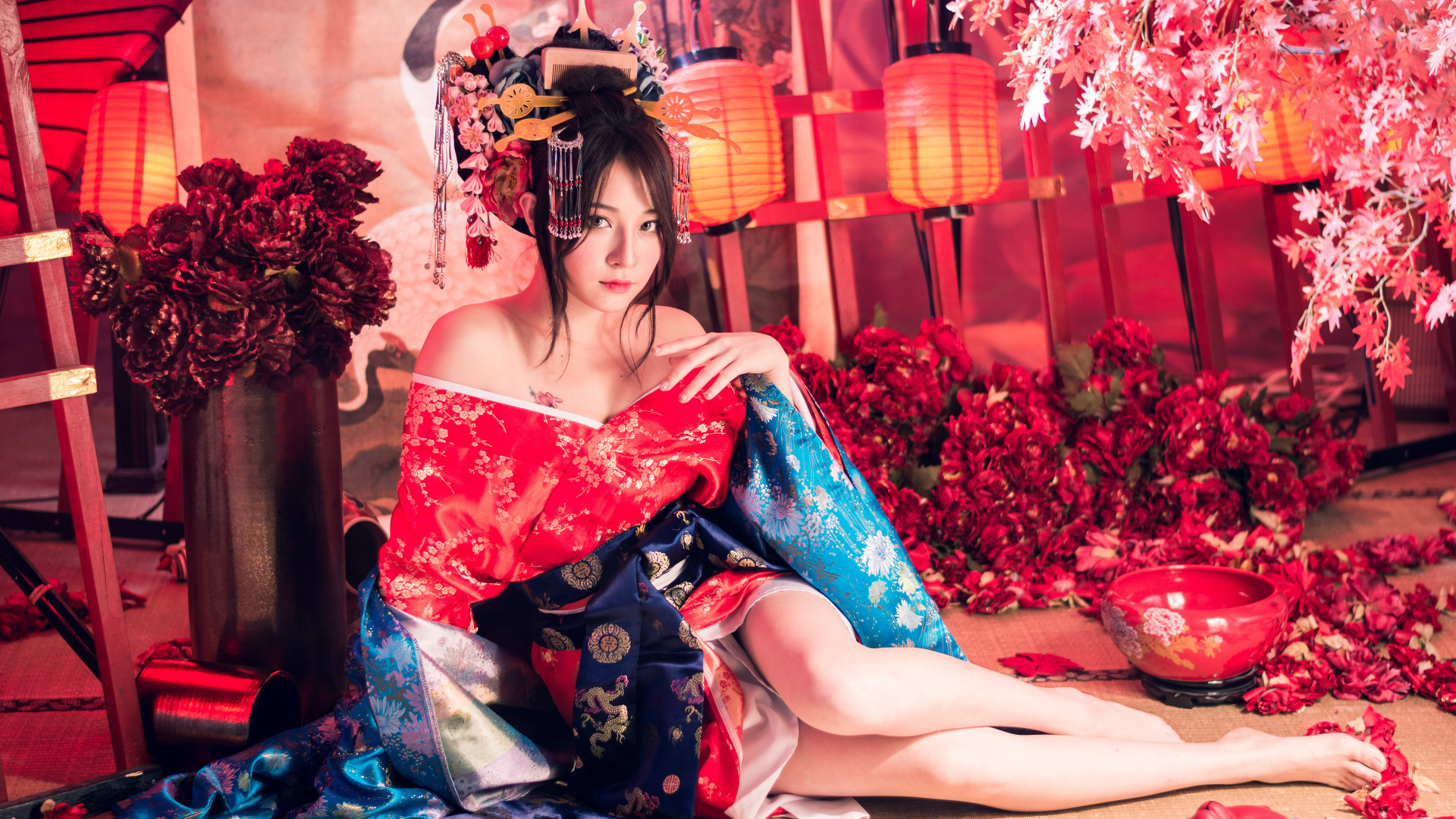 Девушка азиатка в кимоно в комнате