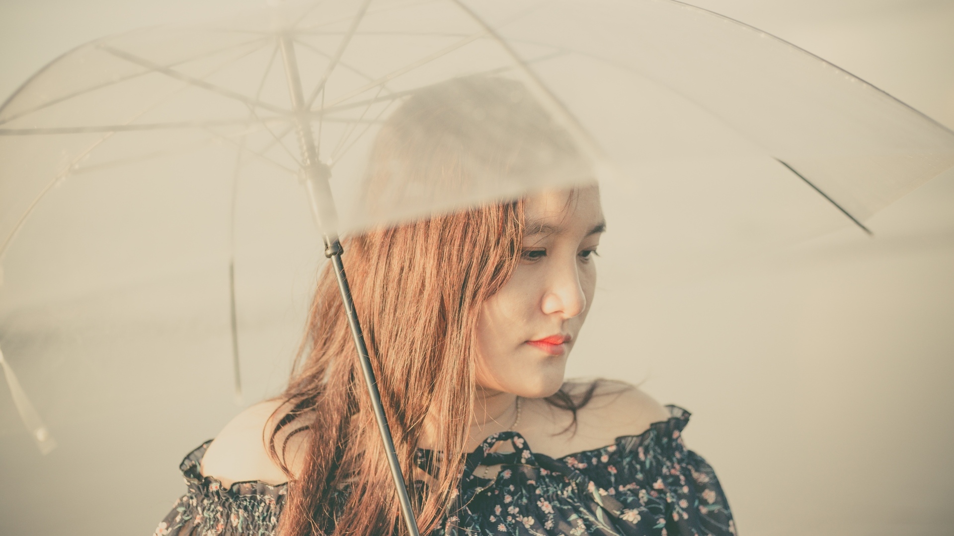 Девушка азиатка под прозрачным зонтом