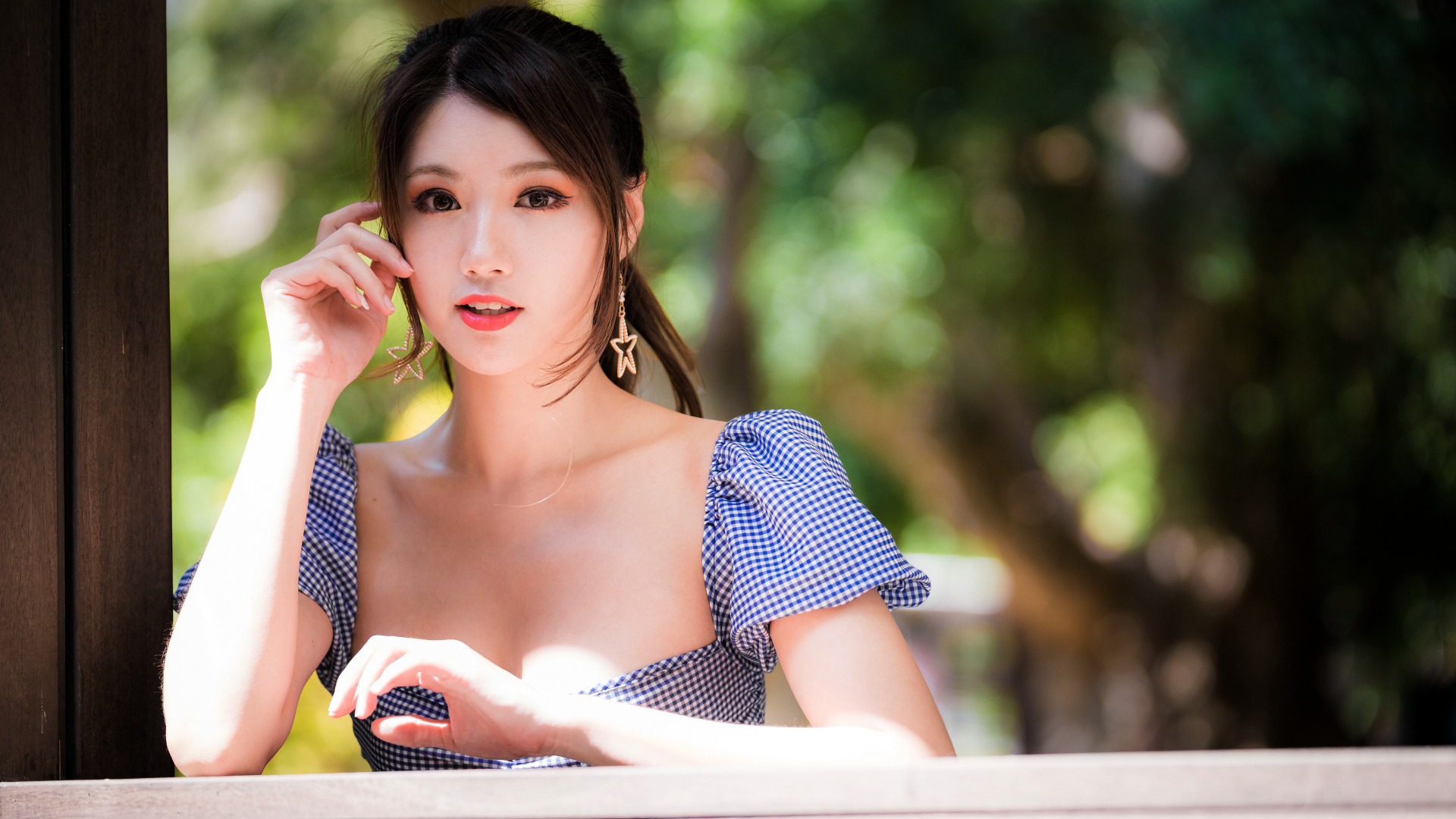 Азиатка в платье с красивыми серьгами