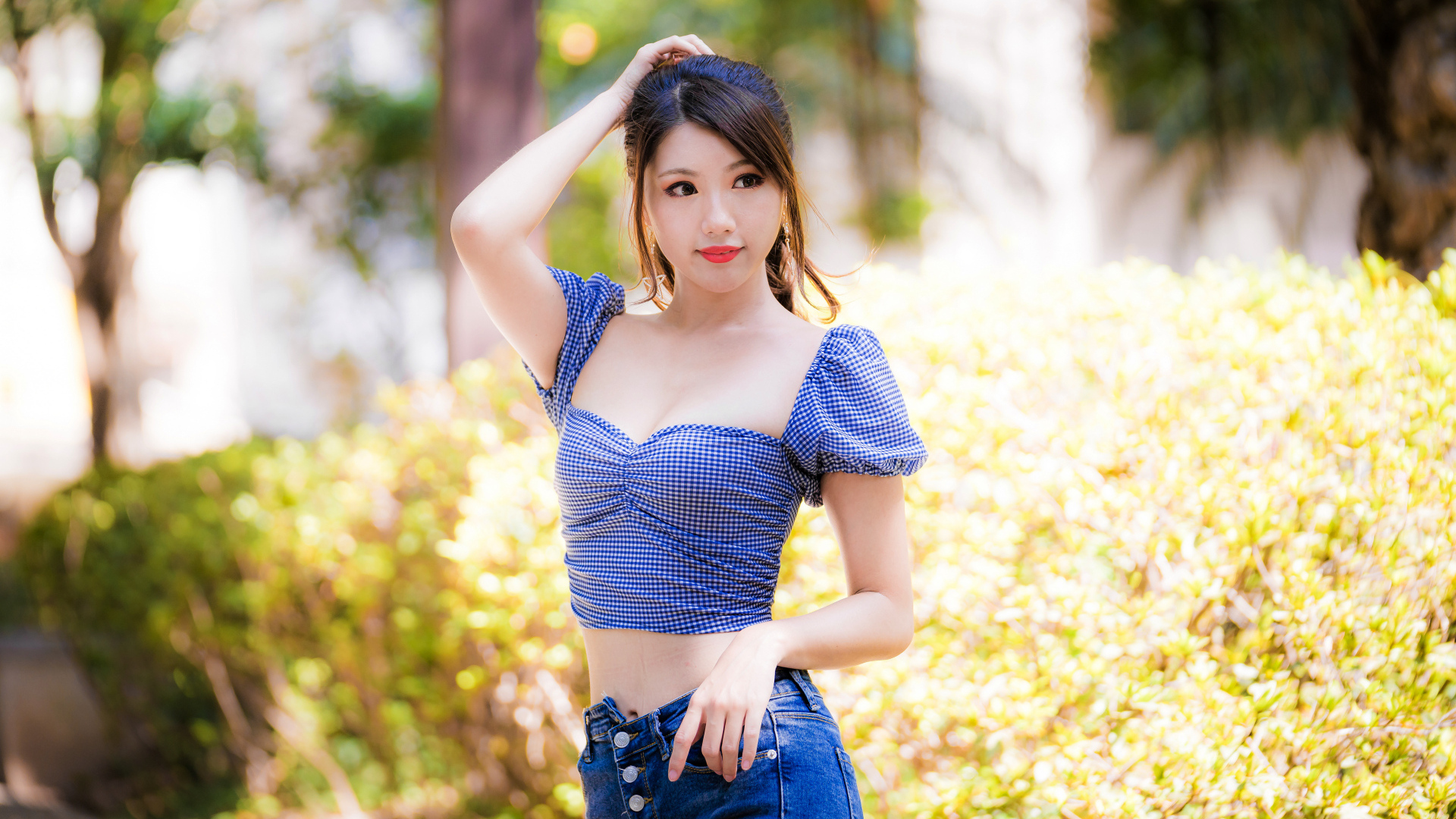 Красивая девушка азиатка в лучах солнца