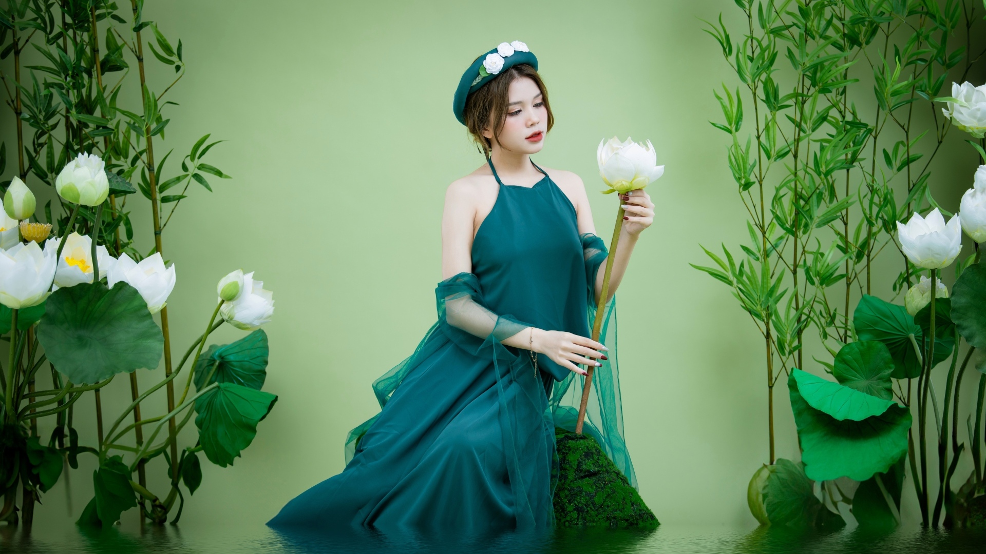 Красивая девушка азиатка с белыми цветами лотоса